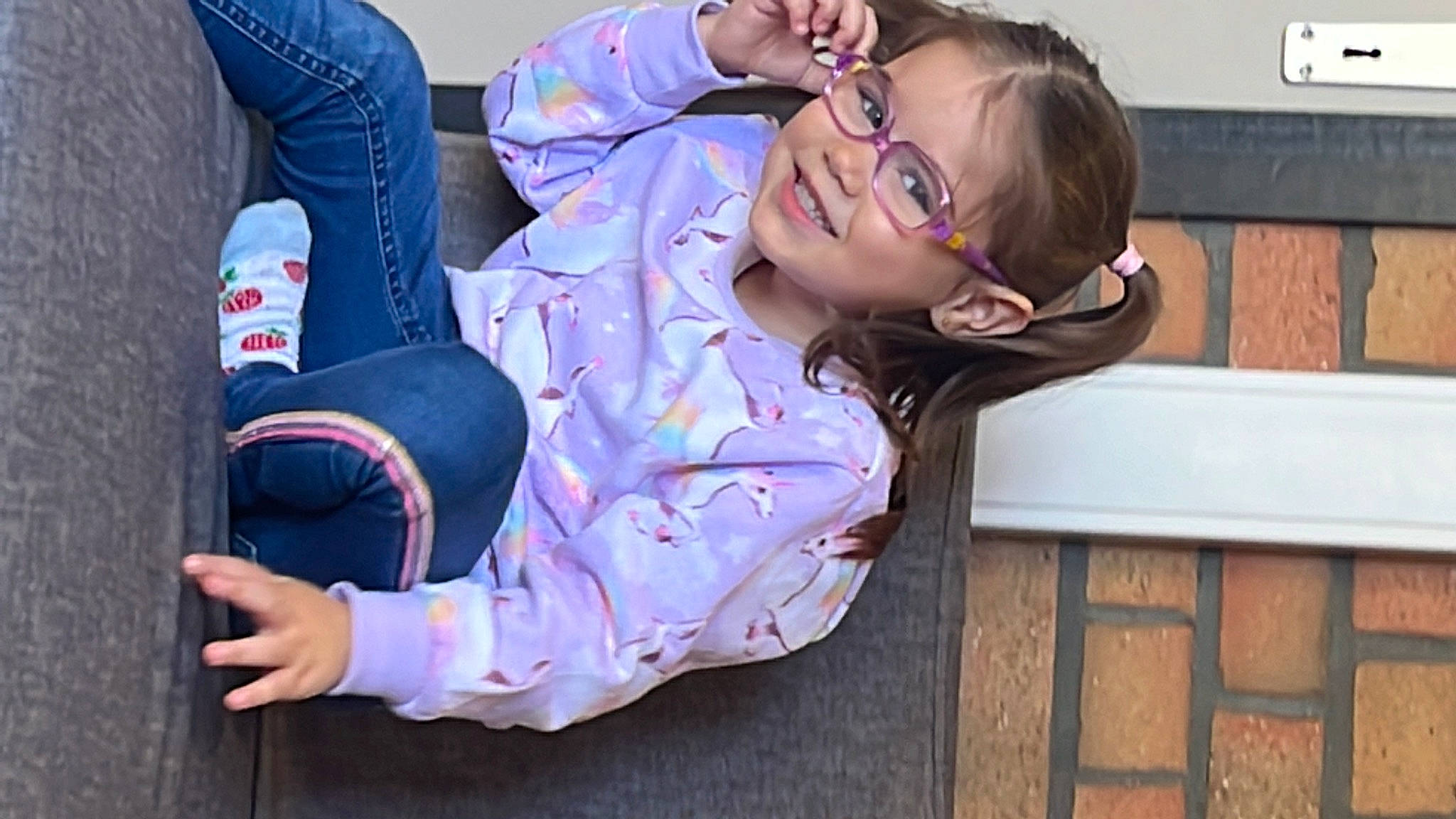Bettina a rejoint le concours — aidez-le/la à gagner de superbes lots ! baby, child, comfort, denim, eyewear, fun, gesture, glasses, grass, happy, joy, leisure, magenta, nap, person, plant, purple, sitting, sleeve, toddler