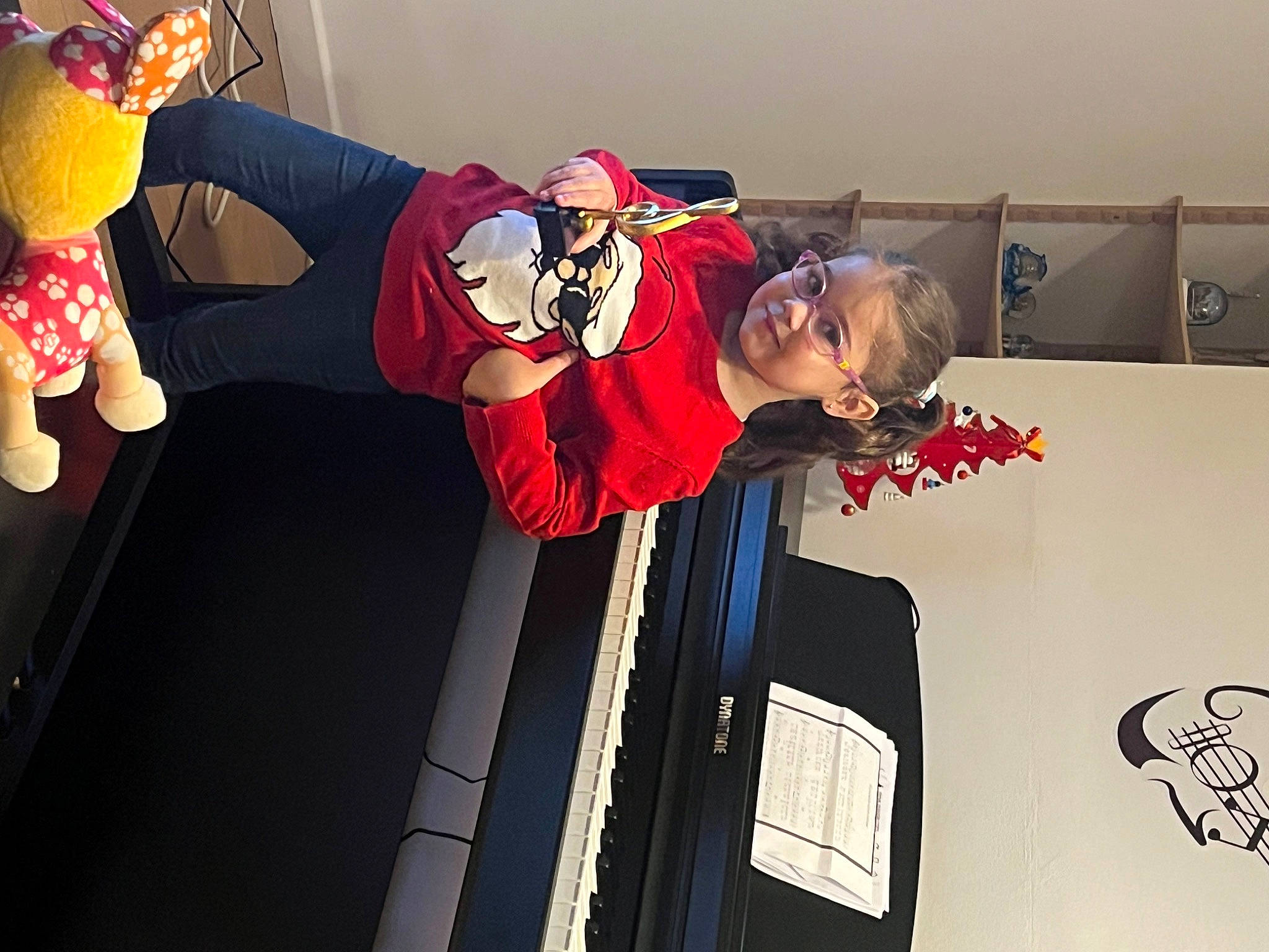 Bettina participe au concours pour gagner de l'argent avec cette photo : animation, costume, event, fictional_character, happy, hat, person, red, room, smile, stuffed_toy, toy