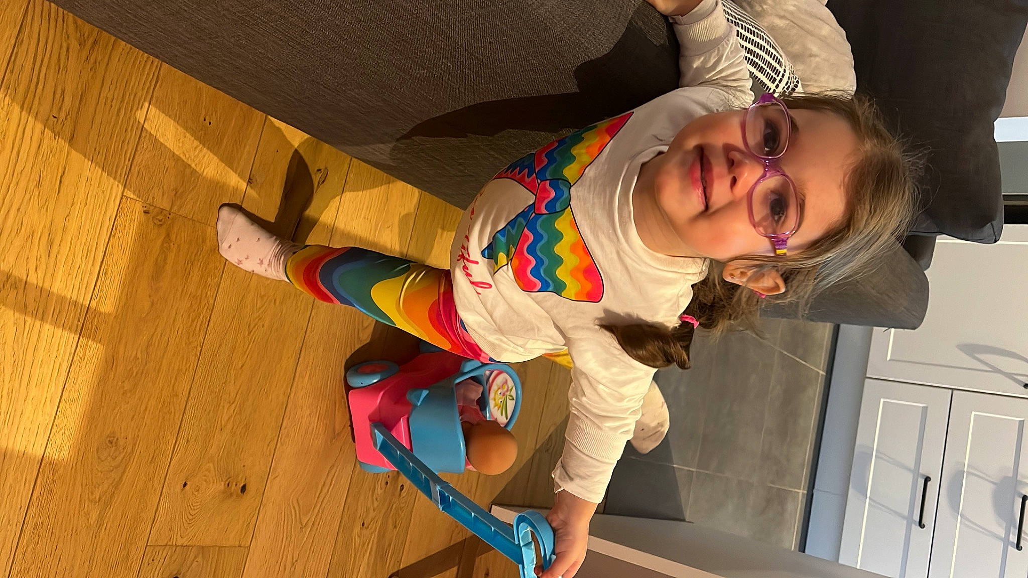 Bettina a rejoint le concours — aidez-le/la à gagner de superbes lots ! active_pants, baby_toddler_clothing, child, door, elbow, eyewear, flooring, fun, happy, hardwood, headwear, human_leg, joy, knee, person, sleeve, smile, sock, sportswear, t_shirt