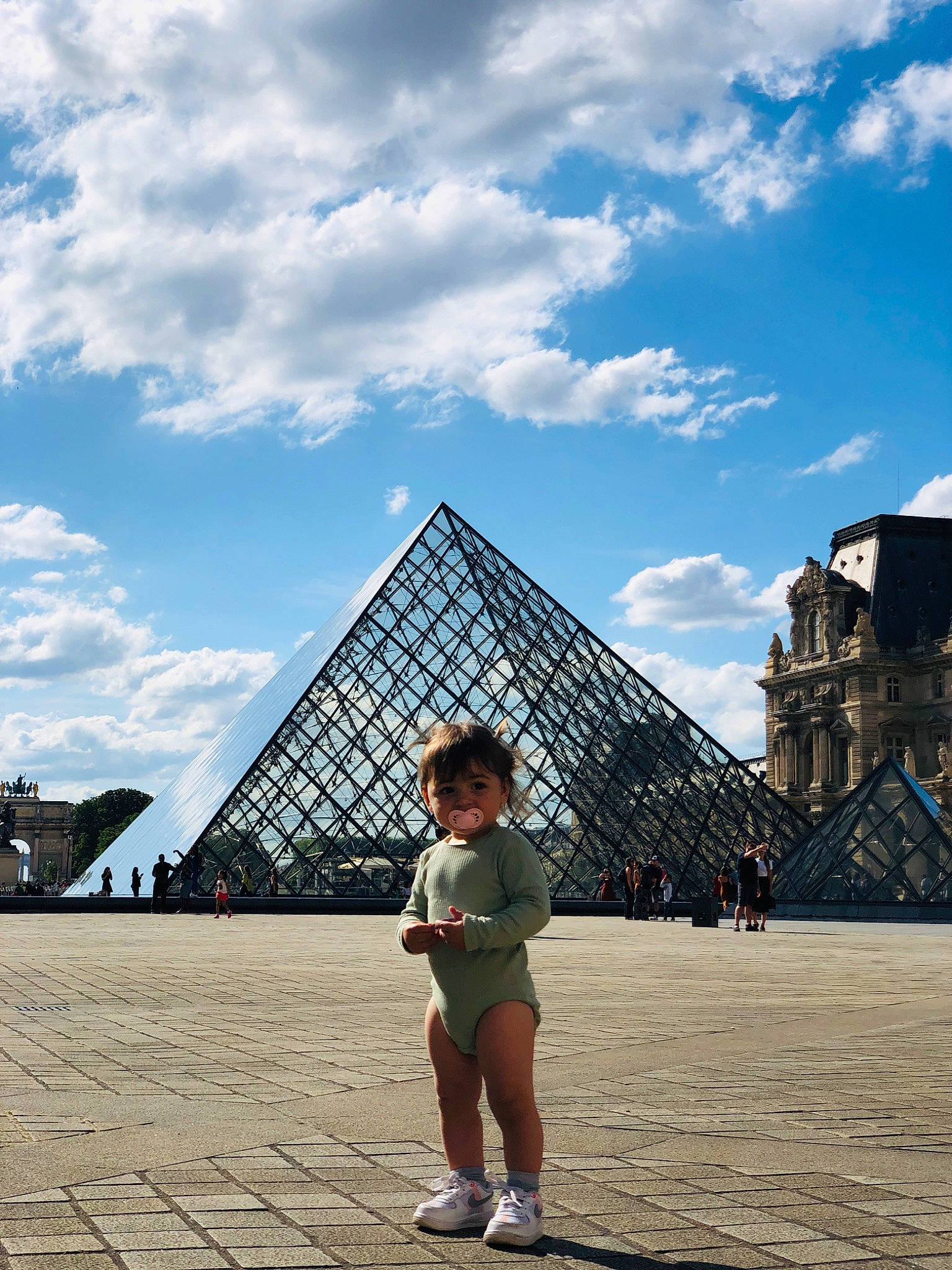 Berenic Beatris a rejoint le concours — aidez-le/la à gagner de superbes lots ! ancient_history, building, cloud, cumulus, fun, historic_site, leisure, monument, people_in_nature, person, pyramid, roof, sky, standing, temple, tourism, travel, tree, triangle, wonders_of_the_world