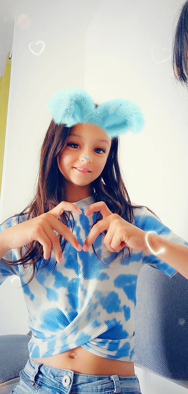 Kaëlys participe au concours pour gagner de l'argent avec cette photo : arm, azure, blue, doll, dress, eye, eyelash, fashion_design, finger, gesture, hair, happy, hat, headwear, iris, joy, neck, person, skin, sleeve