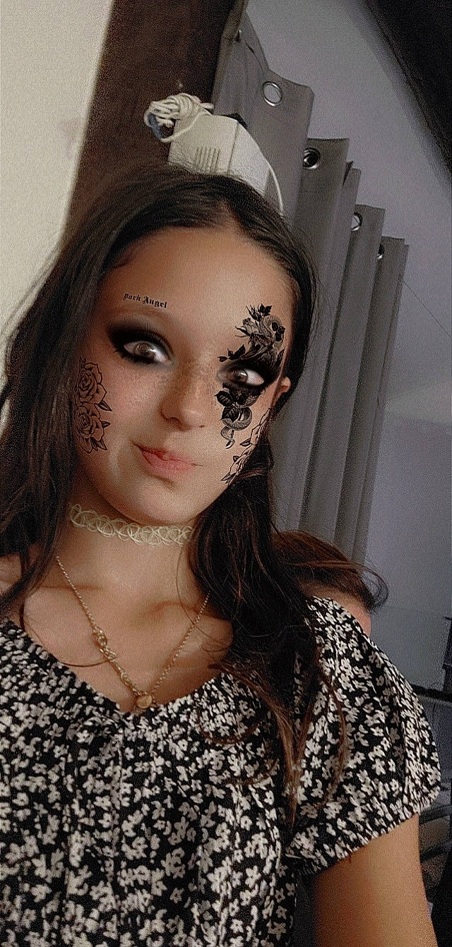Kaëlys a rejoint le concours — aidez-le/la à gagner de superbes lots ! black_hair, chin, cool, cosmetics, embellishment, eye_liner, eye_shadow, eyebrow, eyelash, flash_photography, hairstyle, headgear, iris, jaw, lip, lipstick, makeover, neck, person, shoulder