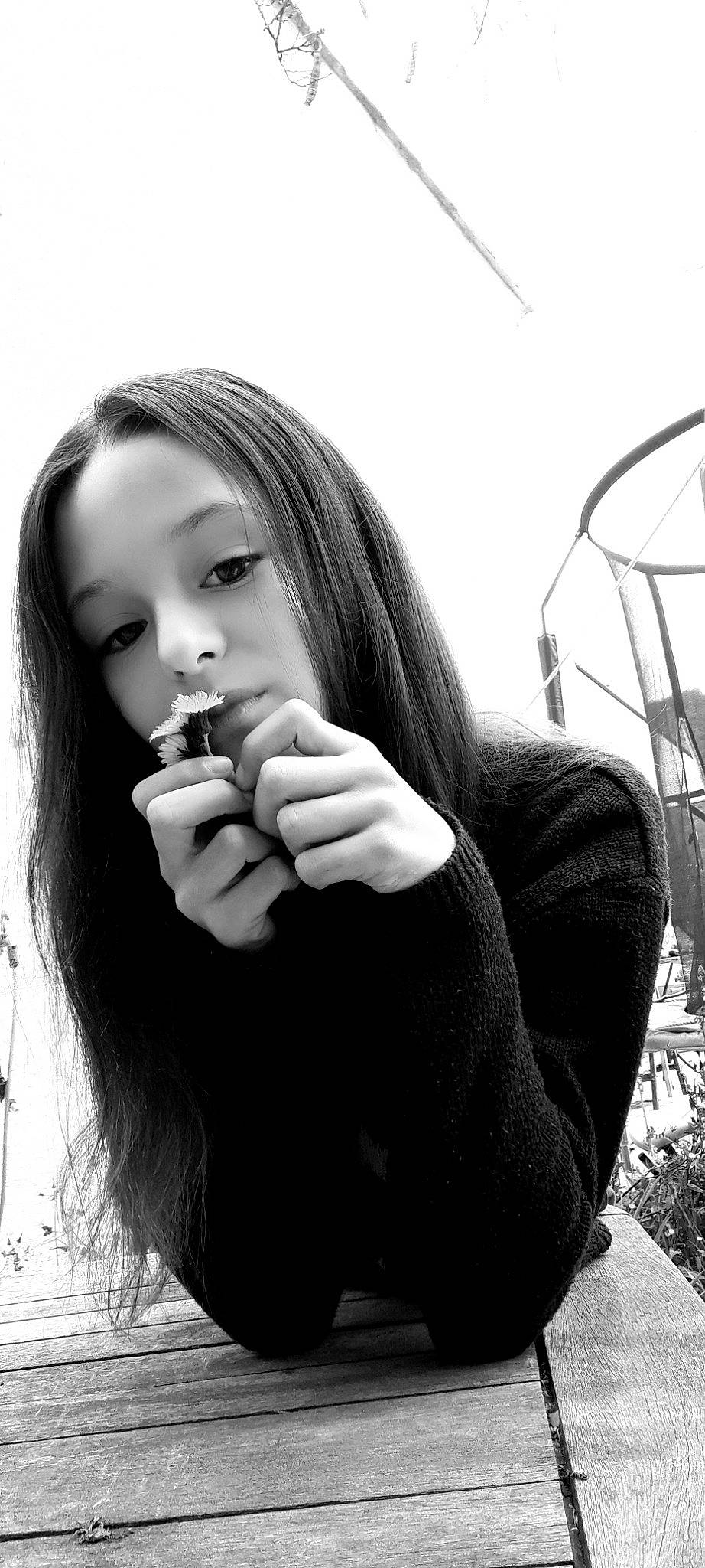 Kaëlys participe au concours pour gagner de l'argent avec cette photo : black, black_and_white, chin, cool, eyebrow, eyelash, facial_expression, finger, flash_photography, gesture, happy, lip, mouth, organ, person, plant, shoulder, skin, standing, style