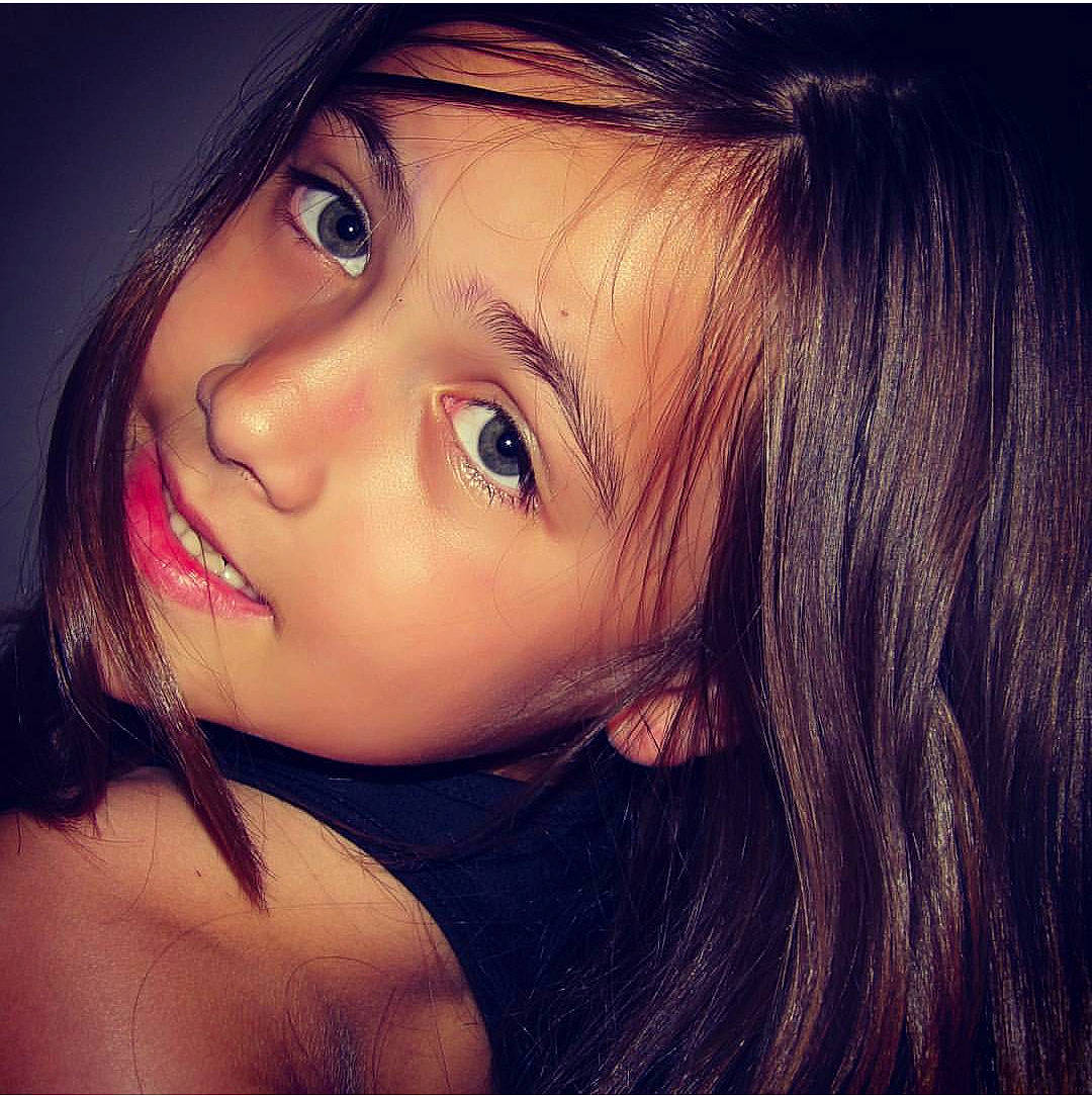 Elyna a rejoint le concours — aidez-le/la à gagner de superbes lots ! beauty, blue, brown_hair, close_up, color, eye, face, facial_expression, girl, hair, lady, nose, person, photograph, photography, portrait, red, skin, smile, woman