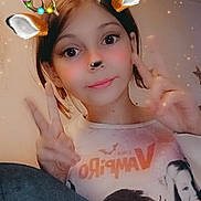 Carmen participe au concours pour gagner de l'argent avec cette photo : antlers, brown_hair, casual_clothing, child, cute, deer_ears, digital_effect, face_filter, fun, graphic_tshirt, indoor, peace_gesture, peace_sign, person, playful, portrait, selfie, smile, sparkles, young_girl