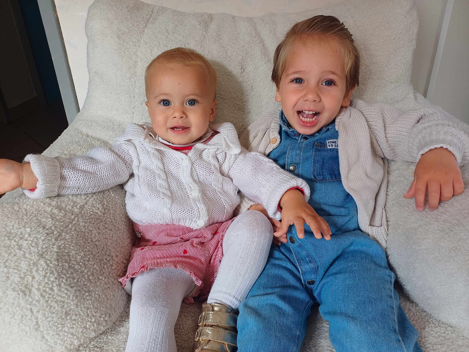 Mia-Valentina a rejoint le concours — aidez-le/la à gagner de superbes lots ! toddler, child, smiling, happy, indoor, sweater, denim, blue_eyes, cute, sitting, chair, cozy, warm_clothing, portrait, two_children, playful, baby, fashion, candid, family
