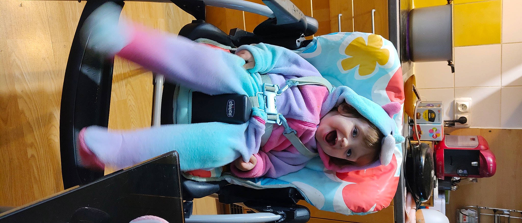 Kelly a rejoint le concours — aidez-le/la à gagner de superbes lots ! baby, baby_carriage, baby_products, child, comfort, event, fictional_character, fun, person, purple, room, service, toddler