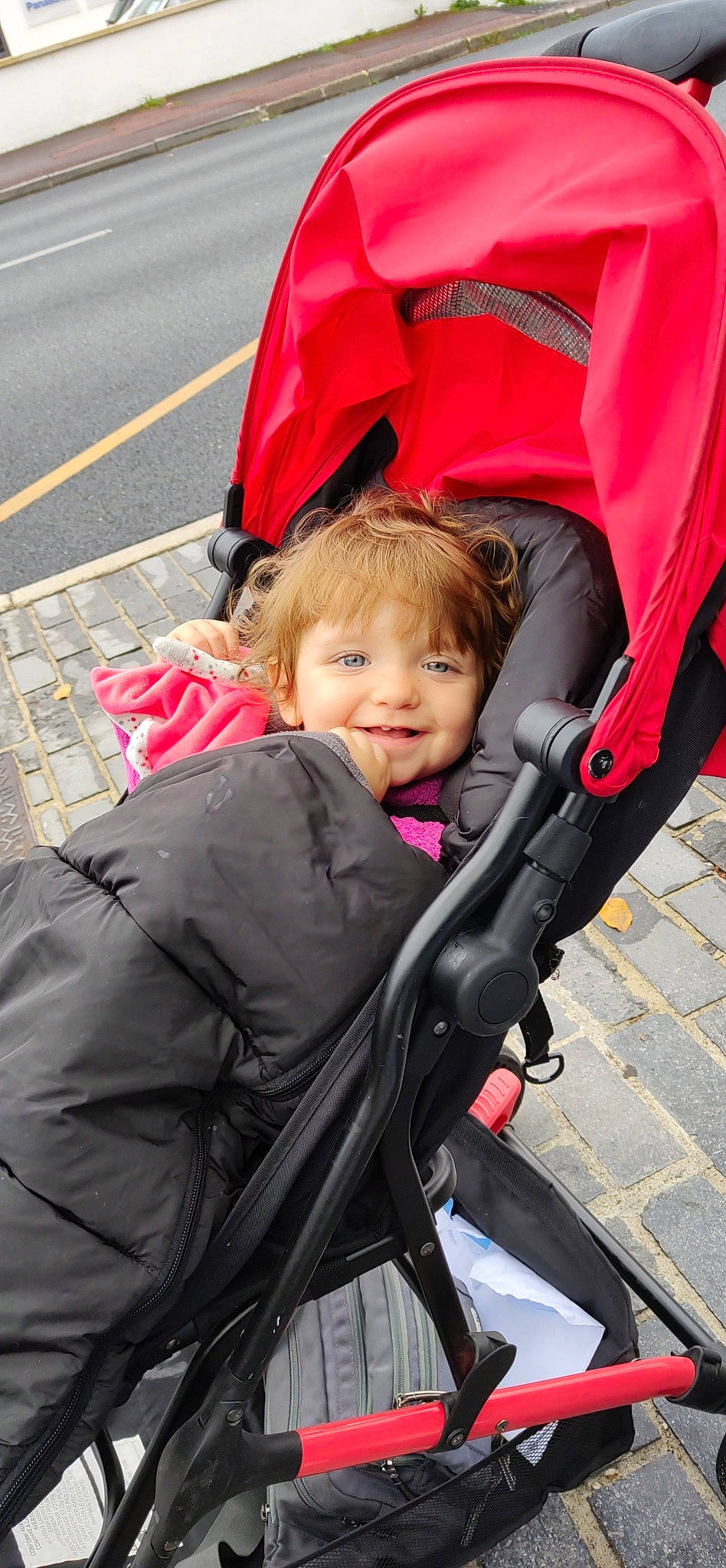 Kelly a rejoint le concours — aidez-le/la à gagner de superbes lots ! baby, baby_carriage, baby_products, child, comfort, event, face, fun, joy, leisure, magenta, motor_vehicle, person, pink, product, recreation, red, sitting, smile, toddler