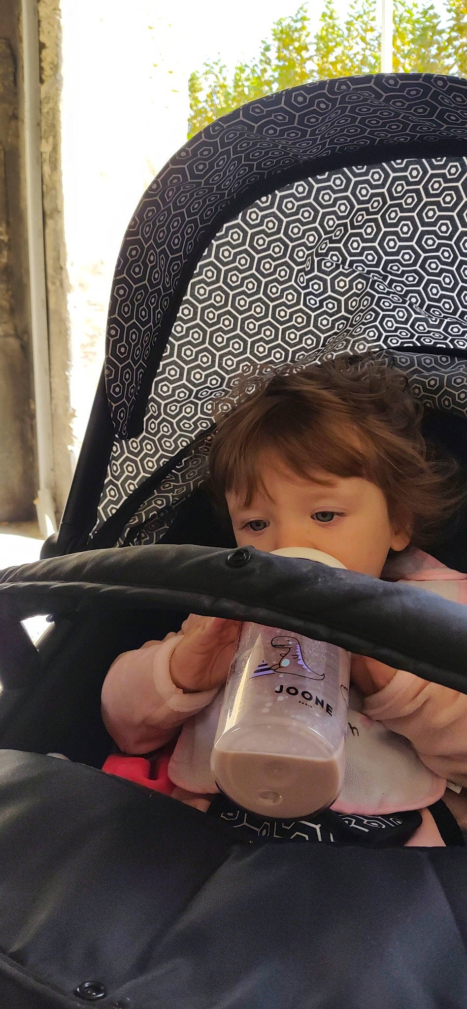 Kelly a rejoint le concours — aidez-le/la à gagner de superbes lots ! baby_carriage, baby_products, child, comfort, cool, eye, eyewear, fashion_accessory, fun, grass, happy, headgear, lip, person, personal_protective_equipment, recreation, skin, toddler, travel, tree