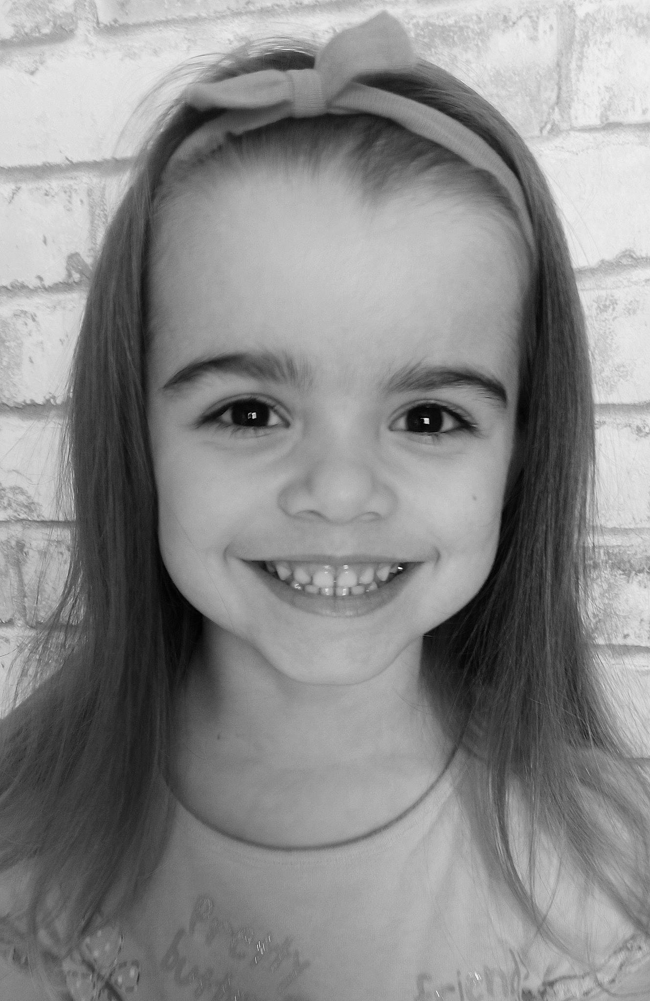 Mindy participe au concours pour gagner de l'argent avec cette photo : black_and_white, cheek, eye, eyelash, flash_photography, forehead, hair, happy, iris, jaw, joy, lip, long_hair, monochrome, monochrome_photography, organ, person, skin, smile, style