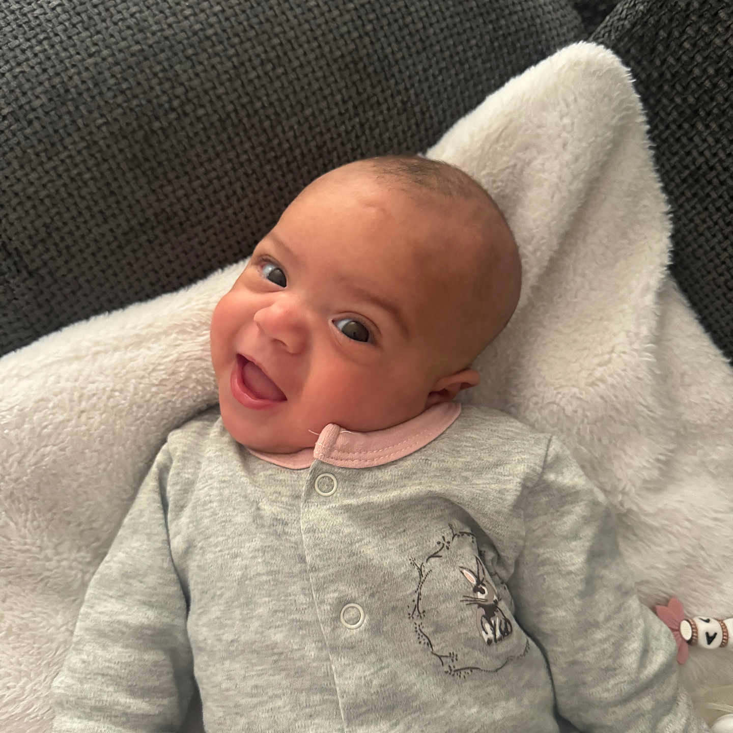 Thalia a rejoint le concours — aidez-le/la à gagner de superbes lots ! apparel, baby, blanket, child, comfort, couch, cozy, cute, expression, face, happy, human, indoor, infant, onesie, portrait, relaxing, smile, soft, young