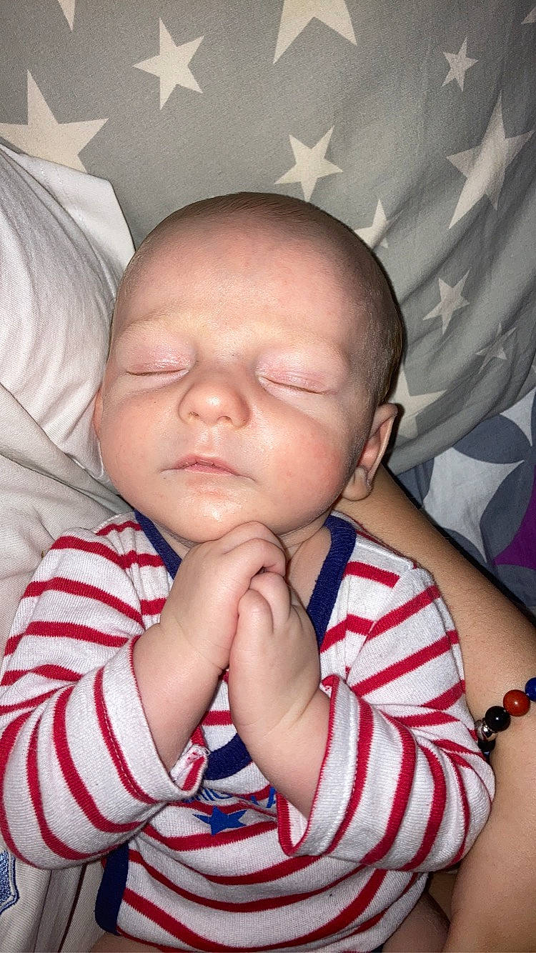 Jullian a rejoint le concours — aidez-le/la à gagner de superbes lots ! arm, baby, baby_toddler_clothing, cheek, comfort, eye, eyebrow, facial_expression, finger, gesture, hair, hand, head, lip, mouth, nose, person, product, skin, sleeve