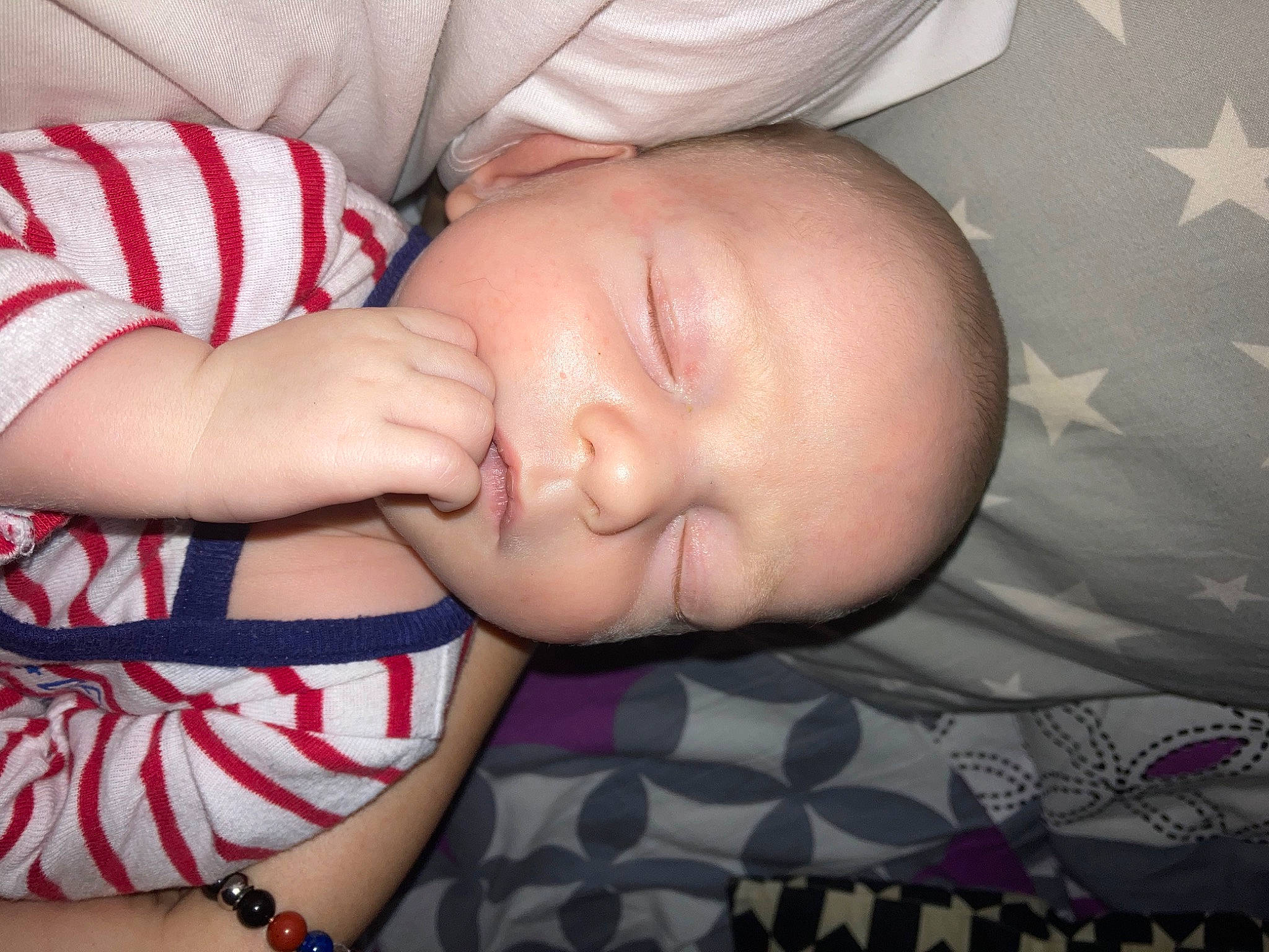 Jullian a rejoint le concours — aidez-le/la à gagner de superbes lots ! baby, baby_products, baby_toddler_clothing, bedtime, cheek, child, comfort, elbow, eyelash, mouth, nail, nap, nose, pattern, person, sitting, skin, sleeve, thumb, toddler