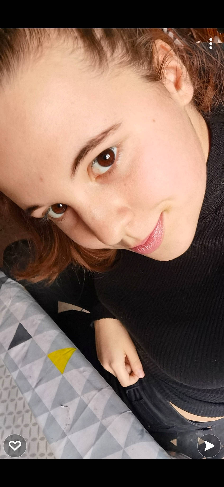 Léna participe au concours pour gagner de l'argent avec cette photo : black_hair, cheek, chin, cool, eyebrow, eyelash, finger, forehead, gesture, hair, hairstyle, happy, jaw, lip, mouth, neck, nose, person, skin, sleeve