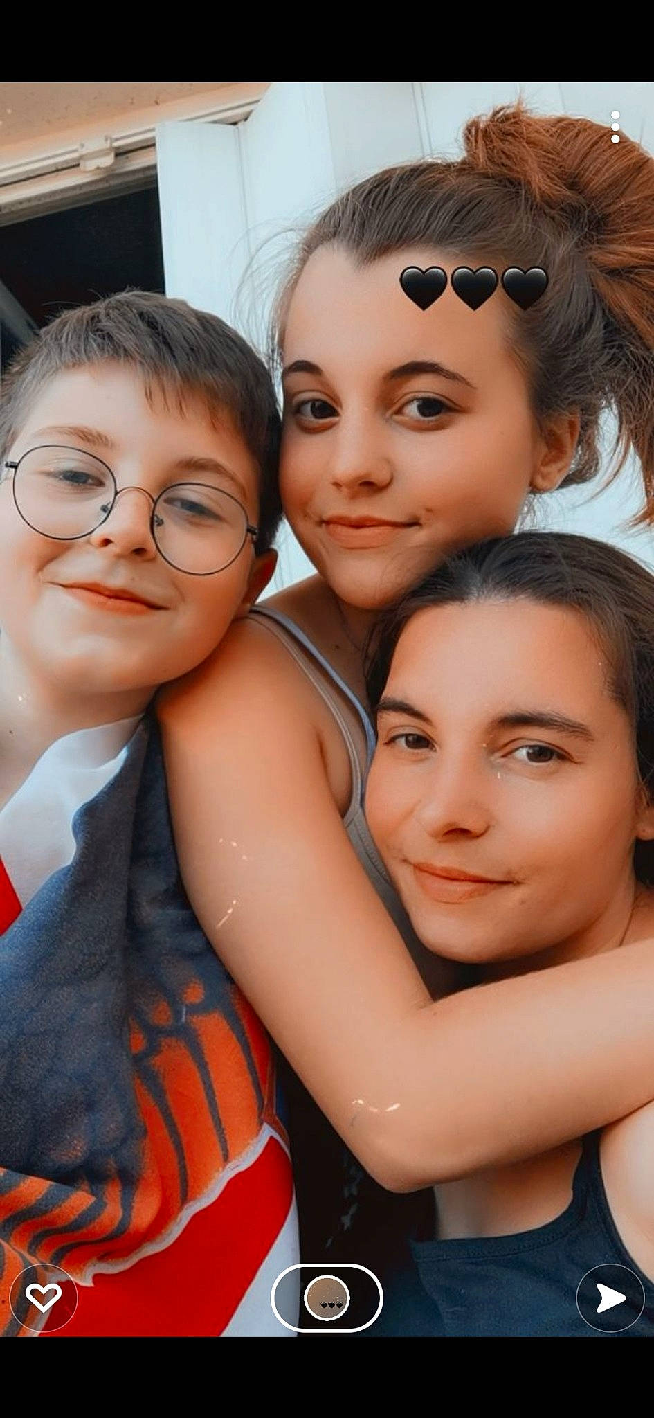 Léna a rejoint le concours — aidez-le/la à gagner de superbes lots ! cheek, chin, eye, eyebrow, eyelash, facial_expression, flash_photography, gesture, hair, hairstyle, happy, head, iris, joy, lip, nose, organ, person, shoulder, skin