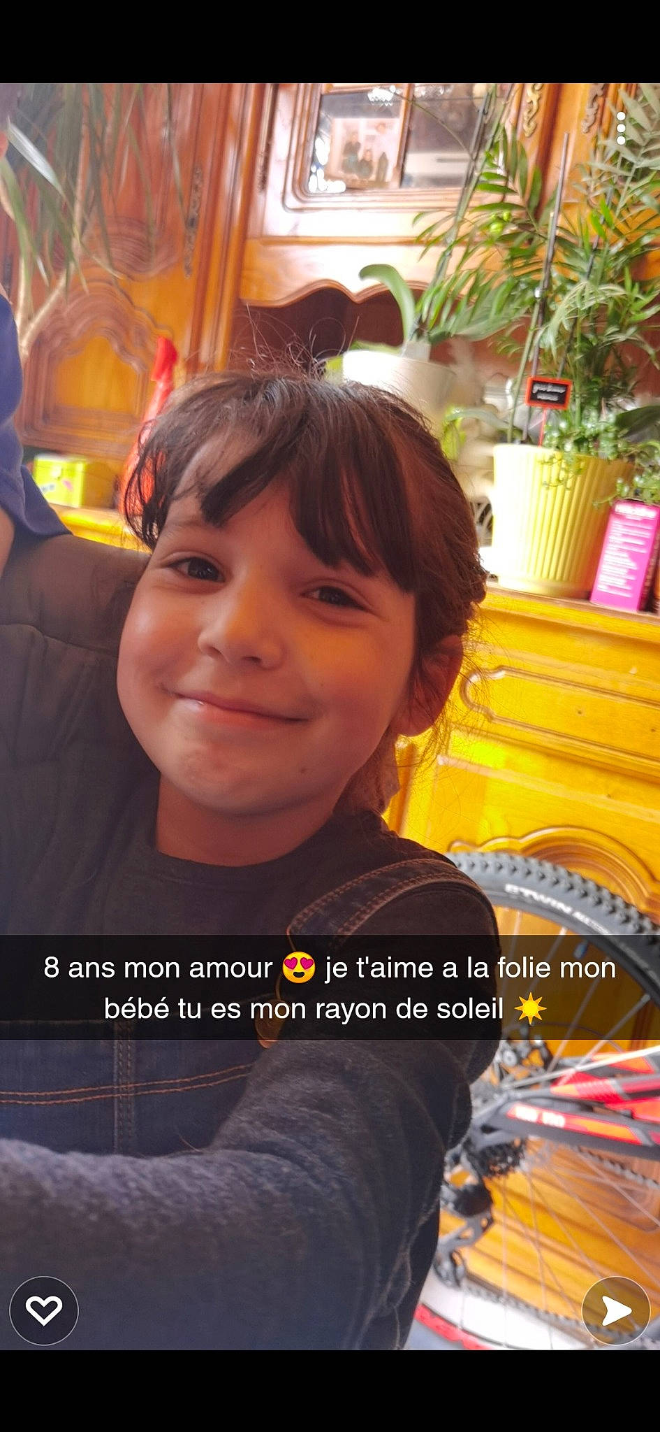 Lorna a rejoint le concours — aidez-le/la à gagner de superbes lots ! black_hair, child, chin, cool, flowerpot, forehead, fun, hairstyle, happy, houseplant, human, joy, leisure, organ, person, plant, recreation, selfie, smile, t_shirt