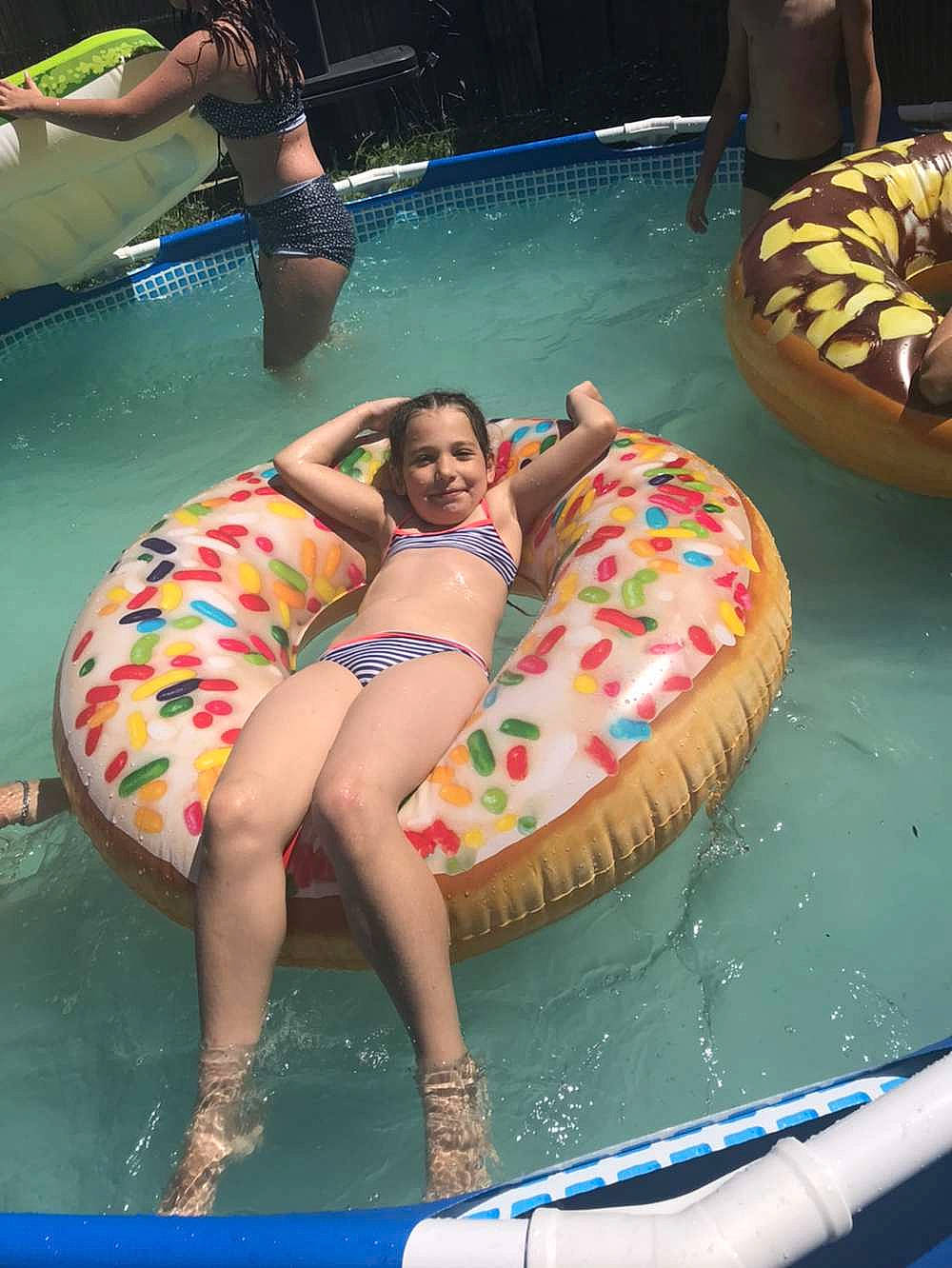 Lorna participe au concours pour gagner de l'argent avec cette photo : blue, brassiere, comfort, event, fun, games, human_leg, inflatable, joy, leg, leisure, muscle, person, photograph, recreation, smile, swimming_pool, swimwear, thigh, tubing