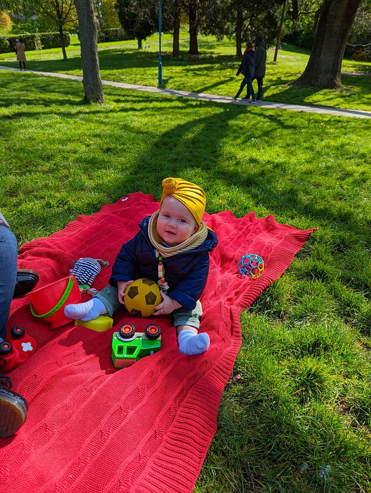 Adèle participe au concours pour gagner de l'argent avec cette photo : botany, fun, grass, grass_family, grassland, green, happy, hat, jacket, landscape, leaf, leisure, outdoor_recreation, people_in_nature, person, plant, public_space, pumpkin, recreation, toddler