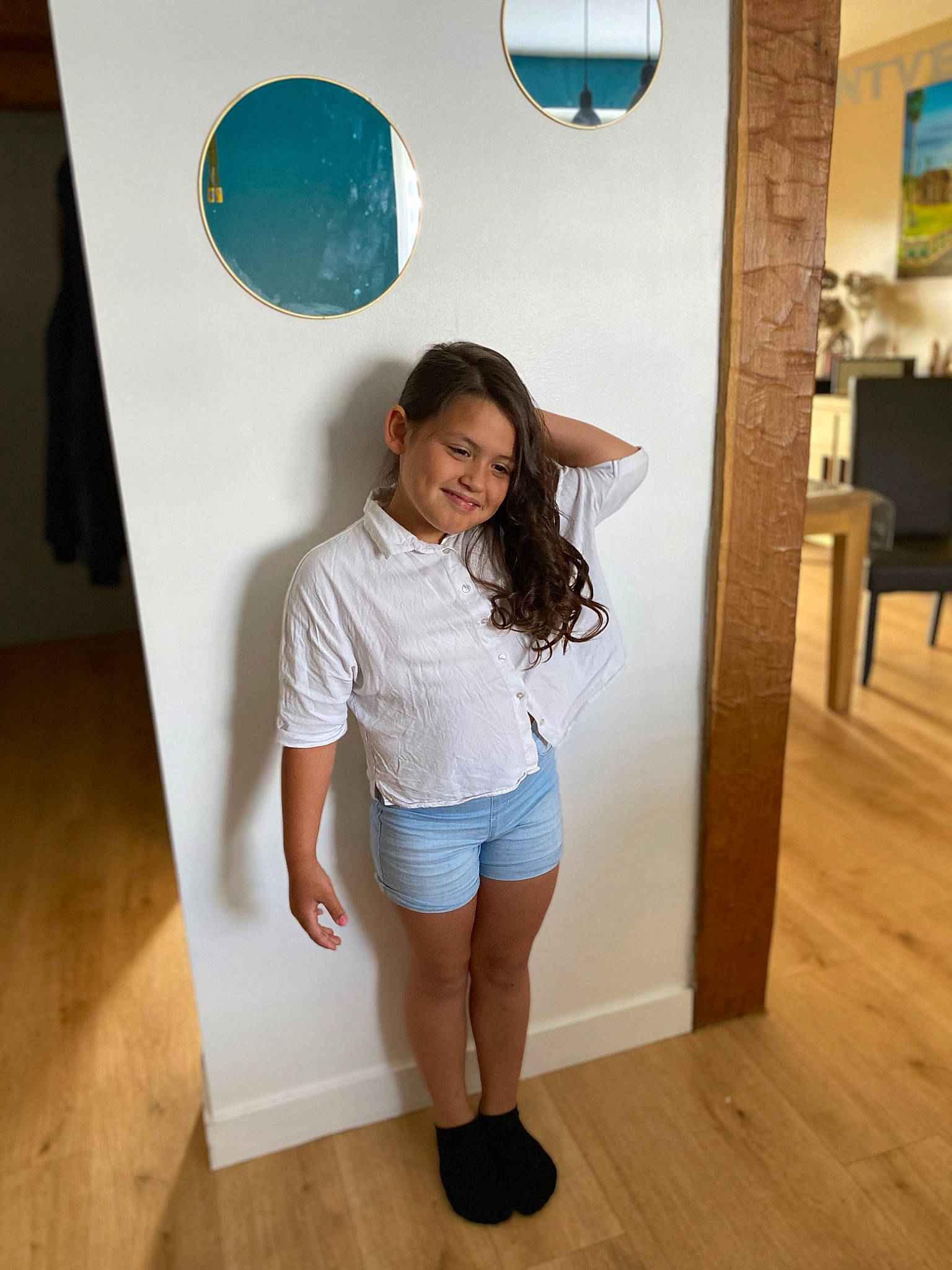 Shanna a rejoint le concours — aidez-le/la à gagner de superbes lots ! balloon, black_hair, child, electric_blue, fashion, flooring, fun, happy, hardwood, human_leg, joy, knee, person, shorts, shoulder, sleeve, smile, t_shirt, thigh, waist