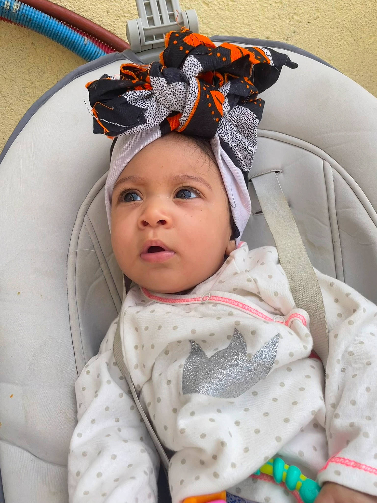 Maëlla a rejoint le concours — aidez-le/la à gagner de superbes lots ! baby, baby_products, baby_safety, baby_sleeping, baby_toddler_clothing, beanie, cap, child, comfort, eyelash, fashion_accessory, fun, headpiece, headwear, knit_cap, linens, pattern, person, room, textile