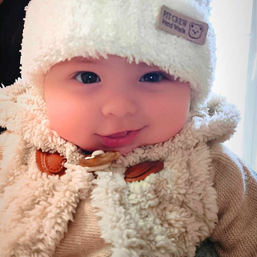 Raphaël a rejoint le concours — aidez-le/la à gagner de superbes lots ! baby, beanie, bodypart, bonnet, cap, clothing, face, finger, hand, hat, head, hood, hoodie, knitwear, newborn, person, photography, portrait, sweater, sweatshirt