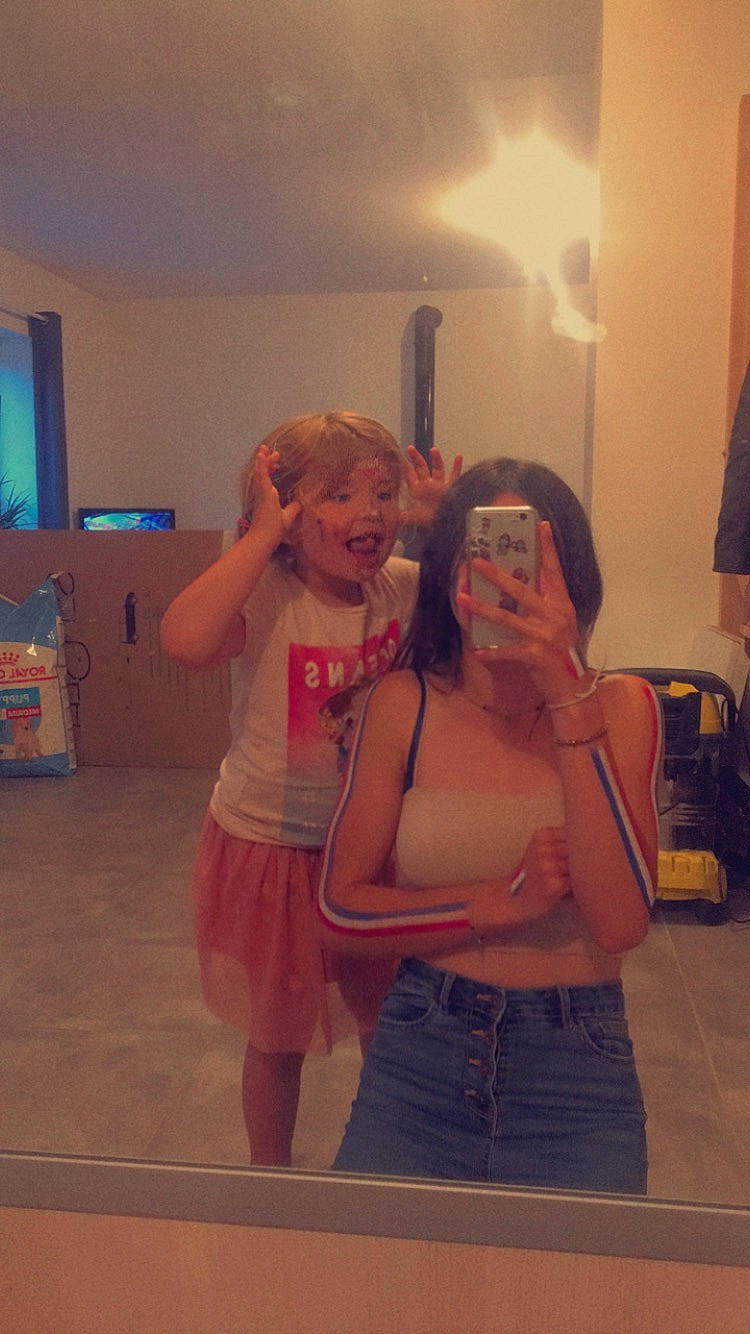 Maëlya participe au concours pour gagner de l'argent avec cette photo : abdomen, bag, belt, chest, event, fun, handbag, happy, human_leg, leisure, luggage_and_bags, magenta, person, room, selfie, shorts, shoulder, t_shirt, thigh, trunk