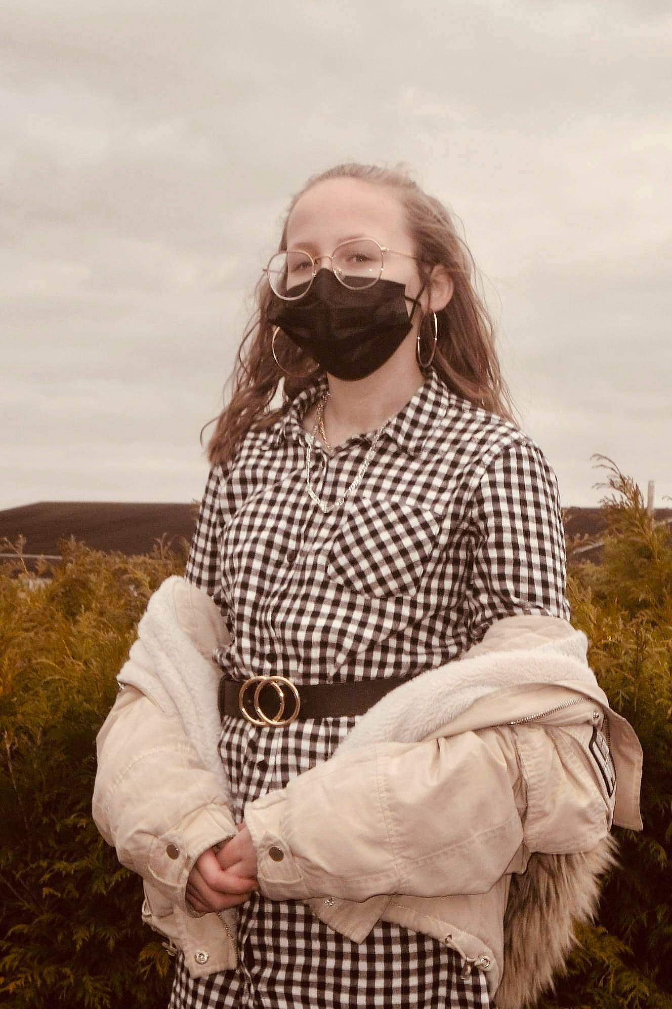 Alizée participe au concours pour gagner de l'argent avec cette photo : cool, eyewear, fashion, flash_photography, glasses, goggles, grass, grassland, happy, human_body, people_in_nature, person, plaid, plant, shoulder, sleeve, style, sunglasses, tartan, vision_care