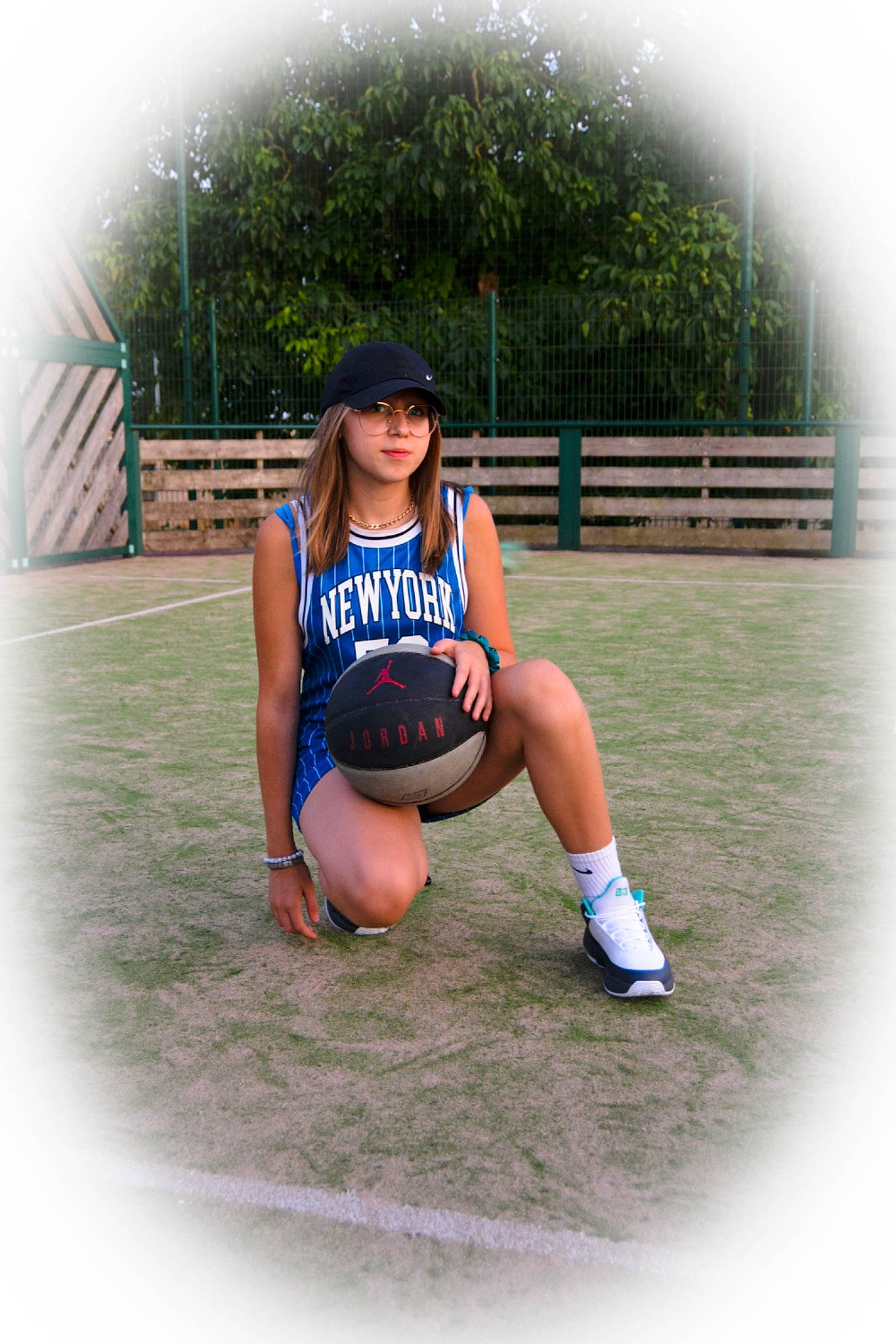 Alizée a rejoint le concours — aidez-le/la à gagner de superbes lots ! ball, basketball, elbow, electric_blue, flash_photography, grass, headwear, jersey, knee, leisure, person, player, shorts, sleeveless_shirt, sports, sports_equipment, sports_uniform, sportswear, t_shirt, team_sport