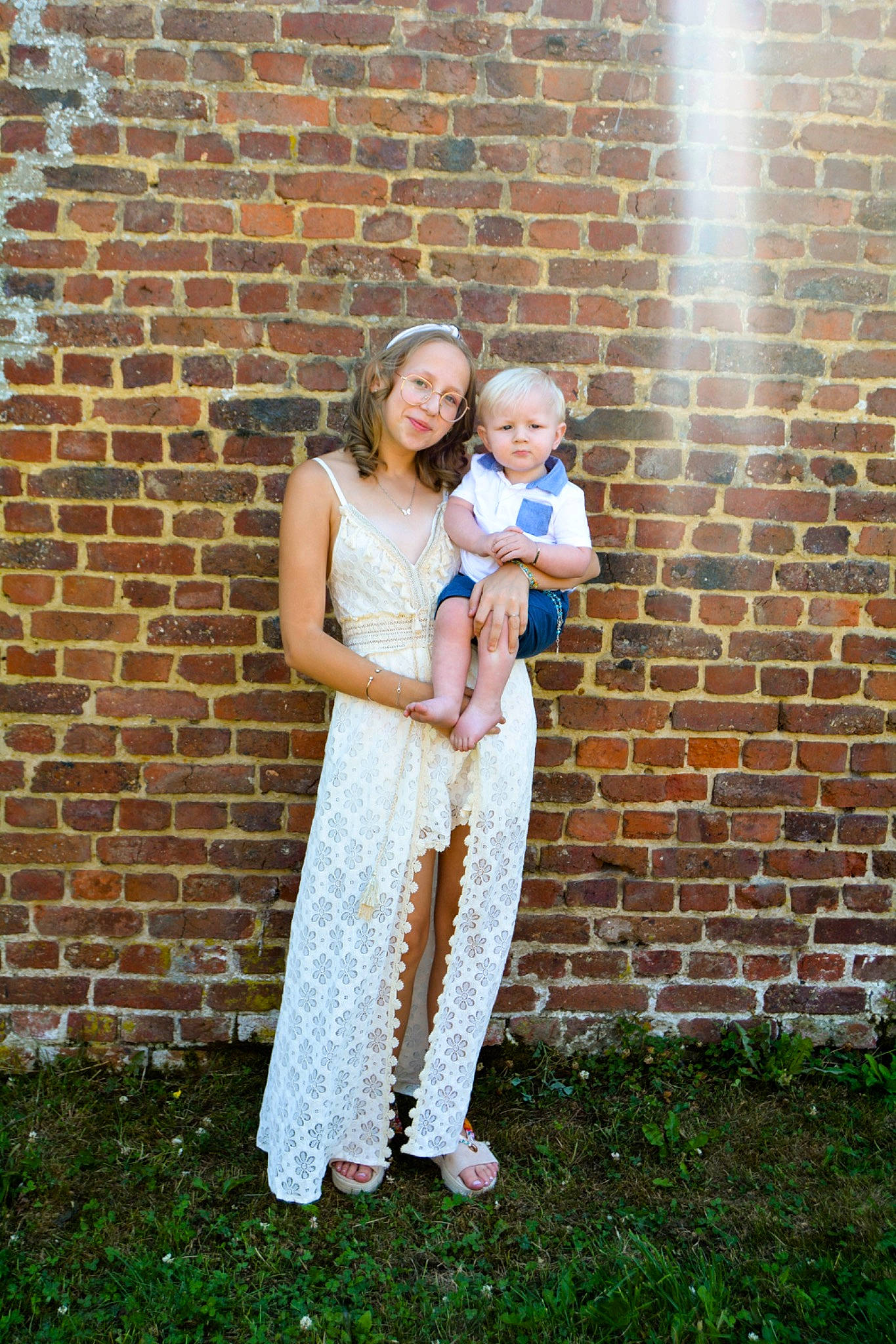 Alizée participe au concours pour gagner de l'argent avec cette photo : baby, brick, brickwork, child, event, flash_photography, fun, garden, grass, happy, joy, lawn, leisure, people_in_nature, person, portrait_photography, recreation, sitting, smile, standing