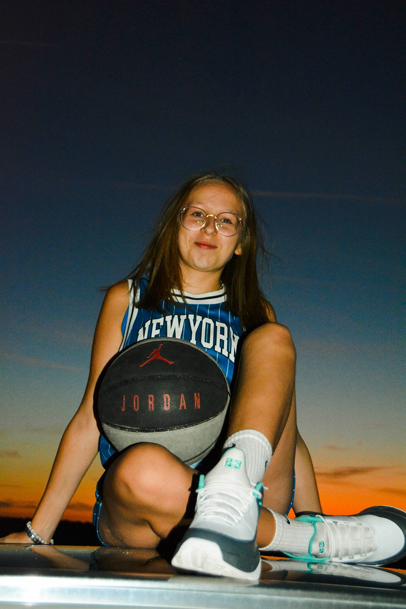 Alizée participe au concours pour gagner de l'argent avec cette photo : ball, blond, cool, face, flash_photography, happy, human_leg, joy, knee, leg, leisure, person, recreation, sandal, shorts, sky, sneakers, sports_equipment, sportswear, standing