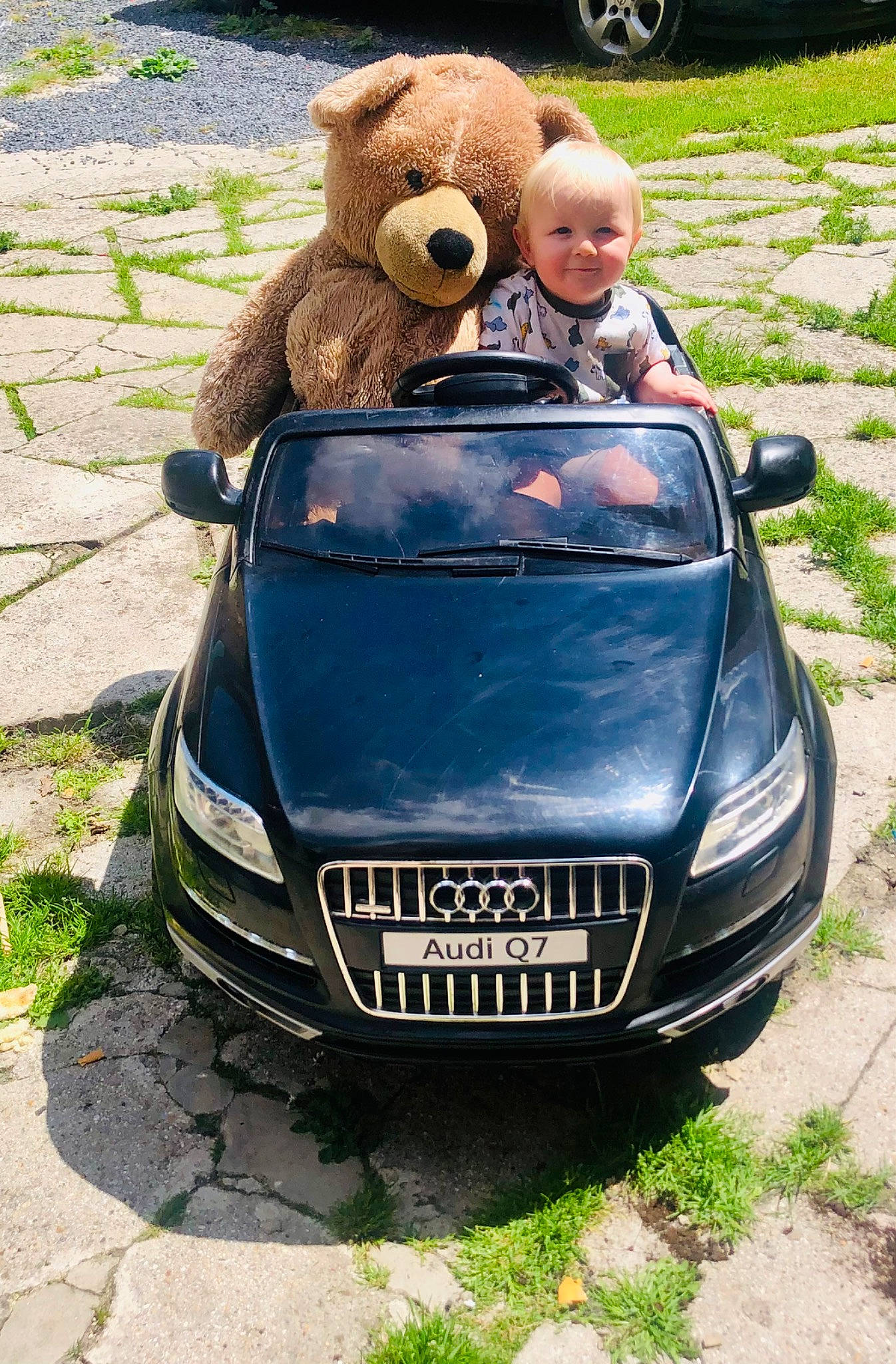 Maylone a rejoint le concours — aidez-le/la à gagner de superbes lots ! automotive_design, automotive_exterior, automotive_lighting, automotive_tire, bumper, car, grass, grille, headlamp, hood, joy, land_vehicle, motor_vehicle, person, personal_luxury_car, photograph, snapshot, teddy_bear, toy, vehicle