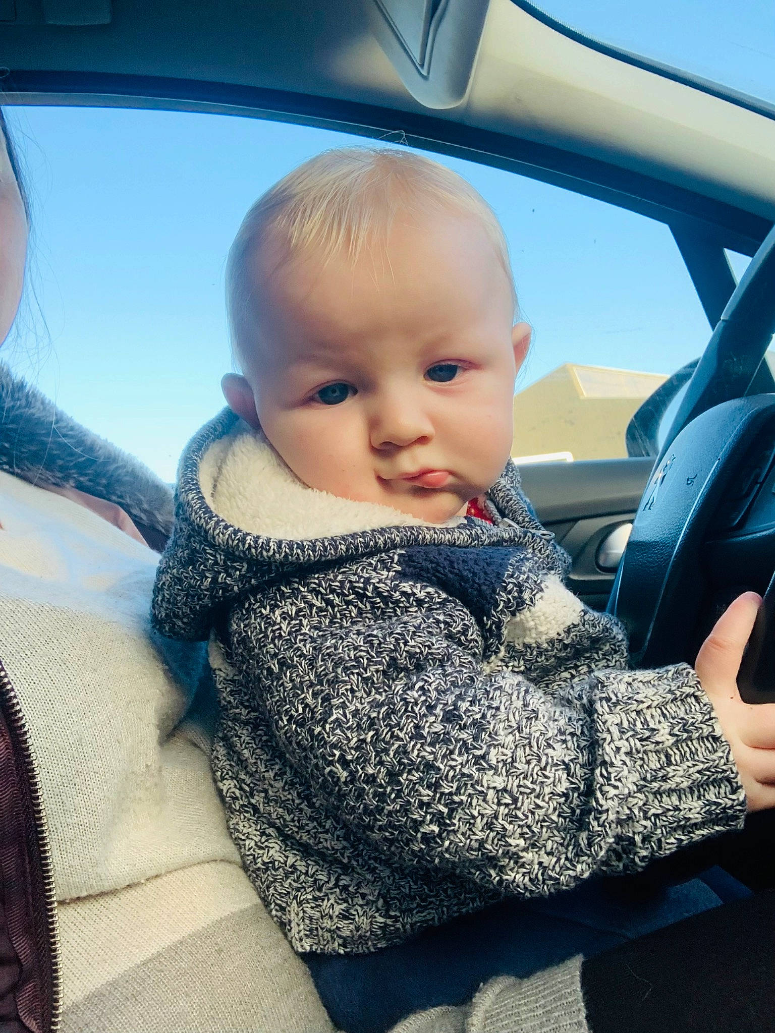 Maylone a rejoint le concours — aidez-le/la à gagner de superbes lots ! automotive_design, automotive_exterior, automotive_mirror, baby_toddler_clothing, car, car_seat, car_seat_cover, comfort, cool, head, head_restraint, motor_vehicle, person, personal_luxury_car, sky, steering_part, steering_wheel, toddler, vehicle, vehicle_door