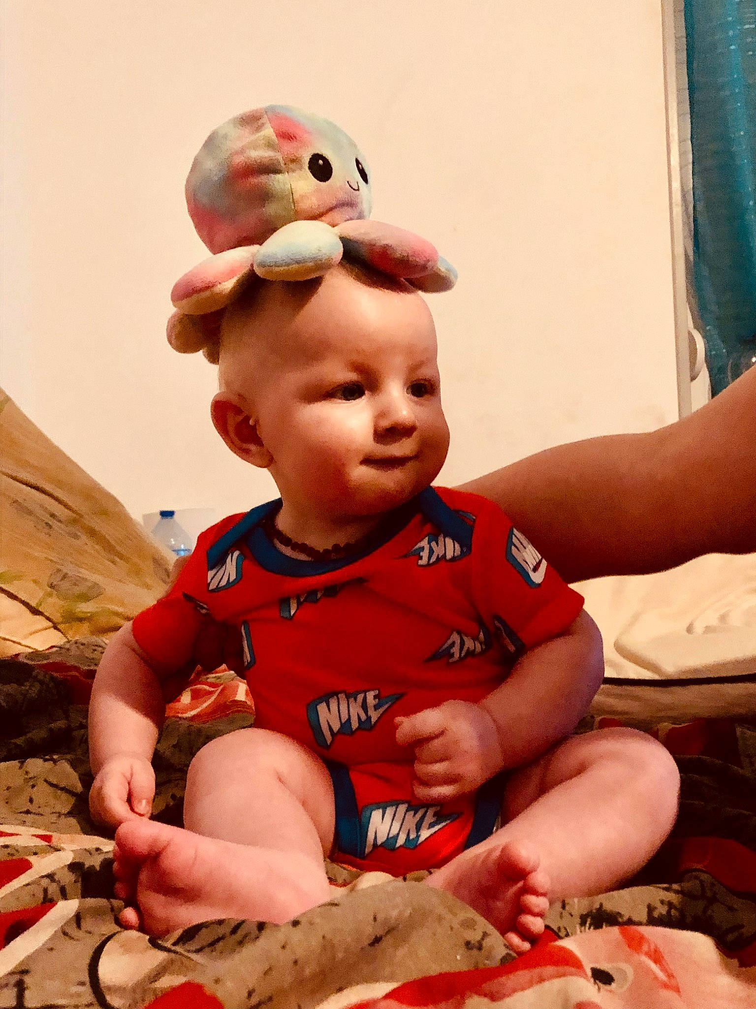 Maylone a rejoint le concours — aidez-le/la à gagner de superbes lots ! baby, baby_toddler_clothing, curtain, eye, foot, fun, grass, happy, hat, head, human_body, human_leg, mammal, person, red, shorts, skin, t_shirt, thigh, toddler