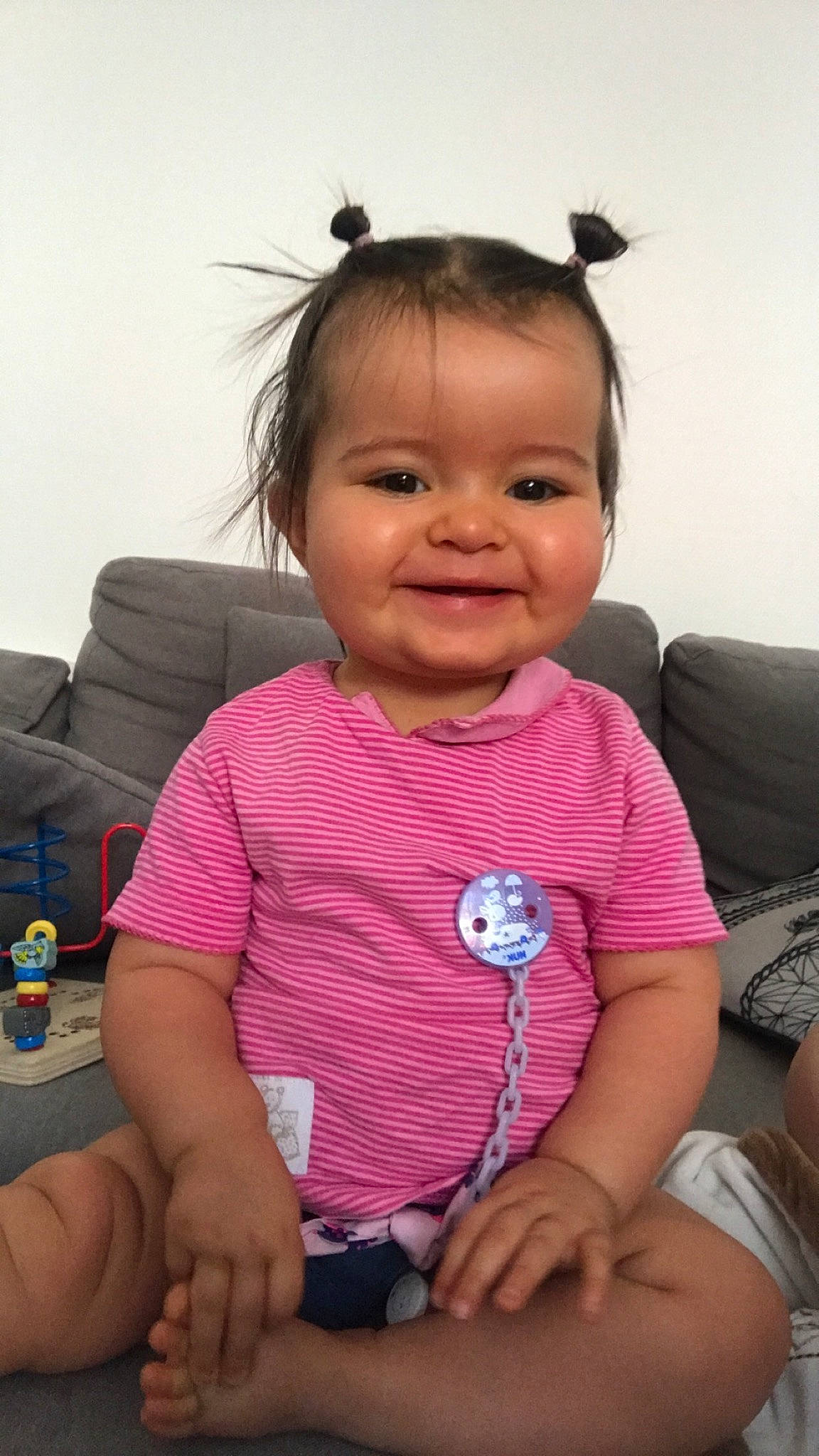 Annaëlle participe au concours pour gagner de l'argent avec cette photo : baby, baby_toddler_clothing, cheek, child, forehead, joy, lip, neck, nose, person, pink, play, sitting, skin, smile, toddler