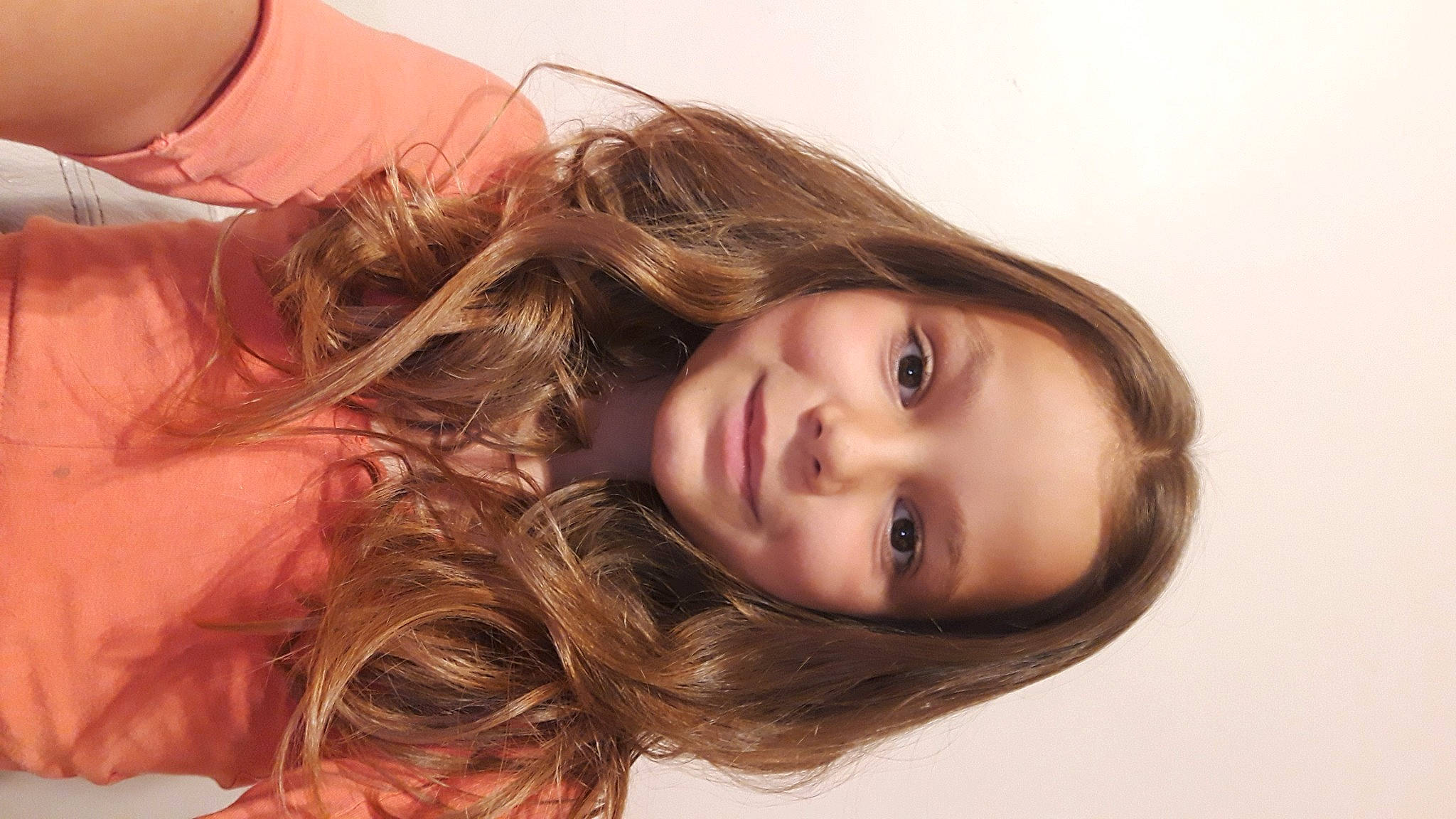 Josie a rejoint le concours — aidez-le/la à gagner de superbes lots ! cheek, dress, eye, eyebrow, eyelash, flash_photography, hair, happy, iris, jaw, joy, layered_hair, lip, long_hair, neck, nose, person, plant, skin, smile