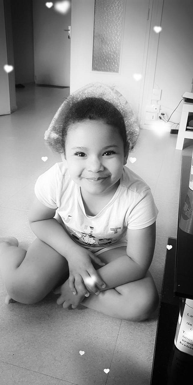 Angélia a rejoint le concours — aidez-le/la à gagner de superbes lots ! black, black_and_white, black_hair, elbow, eyebrow, facial_expression, flash_photography, fun, happy, human_body, joy, knee, monochrome, monochrome_photography, person, shoulder, skin, smile, standing, style