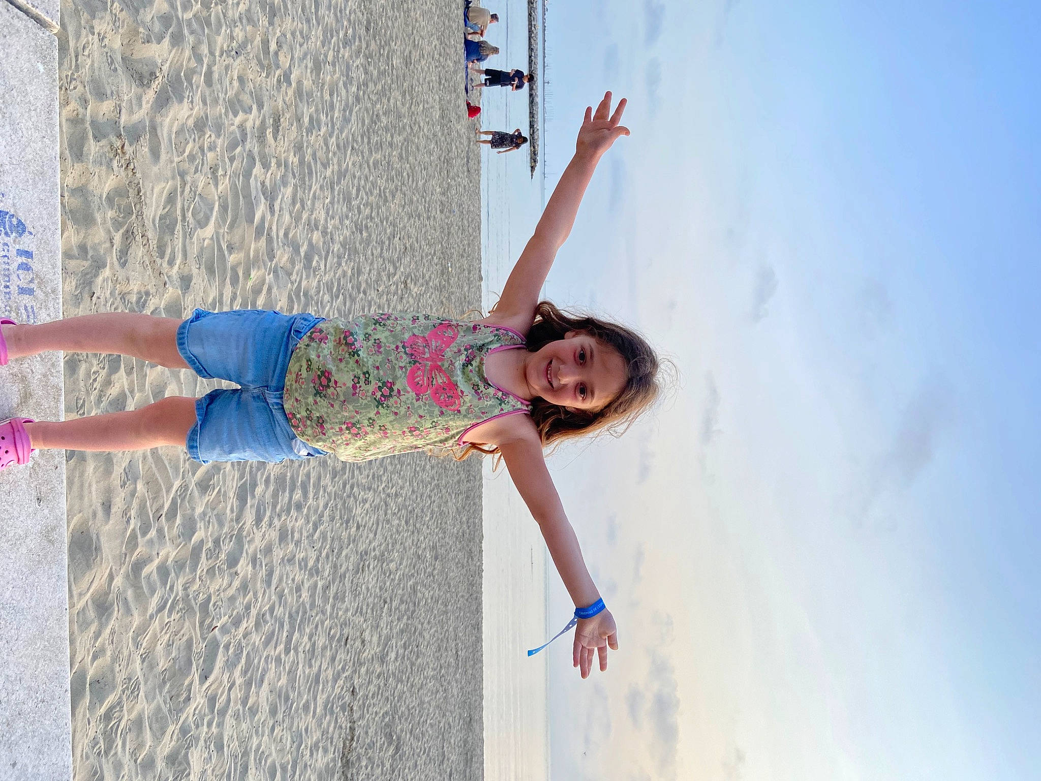 Sophia participe au concours pour gagner de l'argent avec cette photo : azure, blue, clothing, elbow, electric_blue, footwear, fun, happy, human_leg, joy, leg, leisure, people_in_nature, person, recreation, sky, smile, street_fashion, sunglasses, thigh