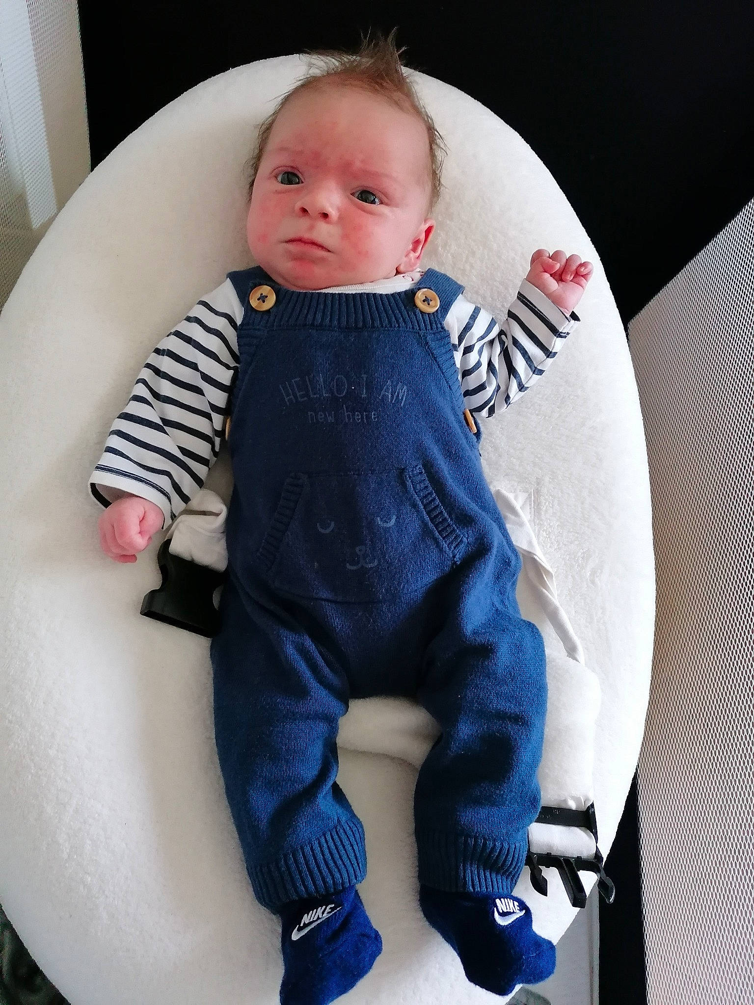 Louis a rejoint le concours — aidez-le/la à gagner de superbes lots ! baby, baby_products, baby_safety, baby_toddler_clothing, car_seat, chair, cheek, child, comfort, electric_blue, fashion_accessory, knee, leg, person, personal_protective_equipment, sitting, sleeve, sock, t_shirt, thigh