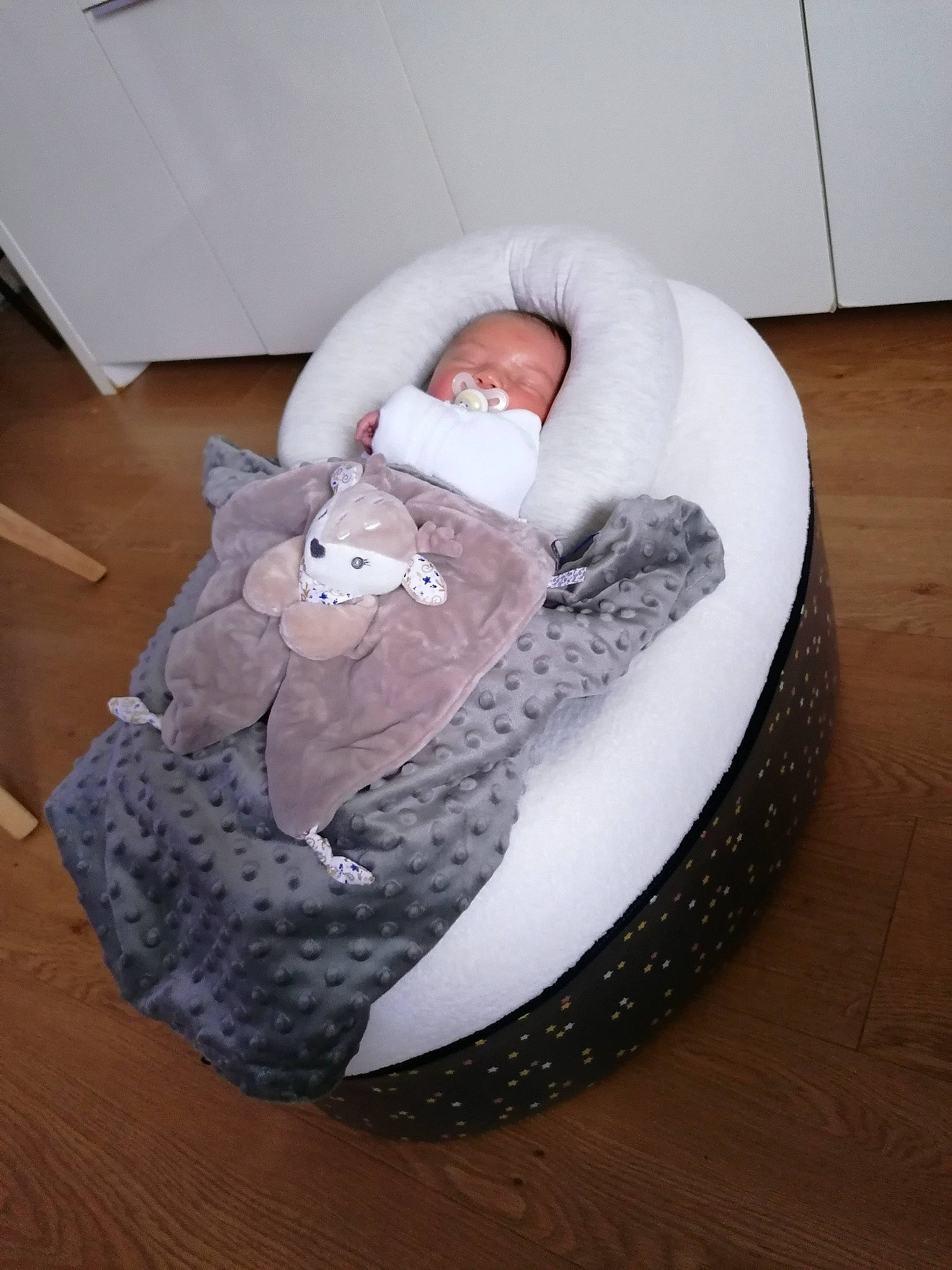 Louis participe au concours pour gagner de l'argent avec cette photo : baby, baby_products, baby_safety, baby_sleeping, baby_toddler_clothing, baby_toys, carmine, child, comfort, floor, flooring, hardwood, infant_bed, linens, pattern, person, room, sitting, toddler, wood