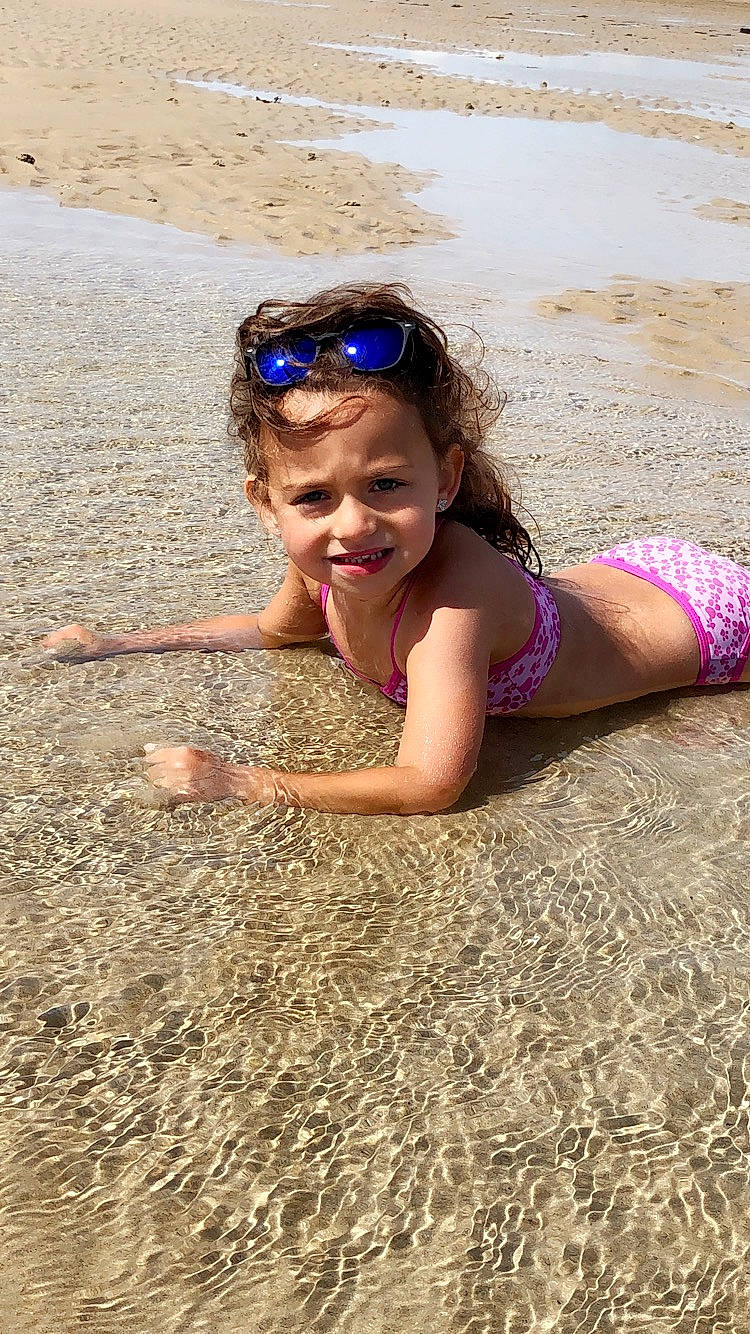 Louna participe au concours pour gagner de l'argent avec cette photo : beach, eyewear, face, fun, glasses, goggles, grass, hair, hand, happy, hat, head, joy, leisure, people_in_nature, people_on_beach, person, recreation, smile, summer