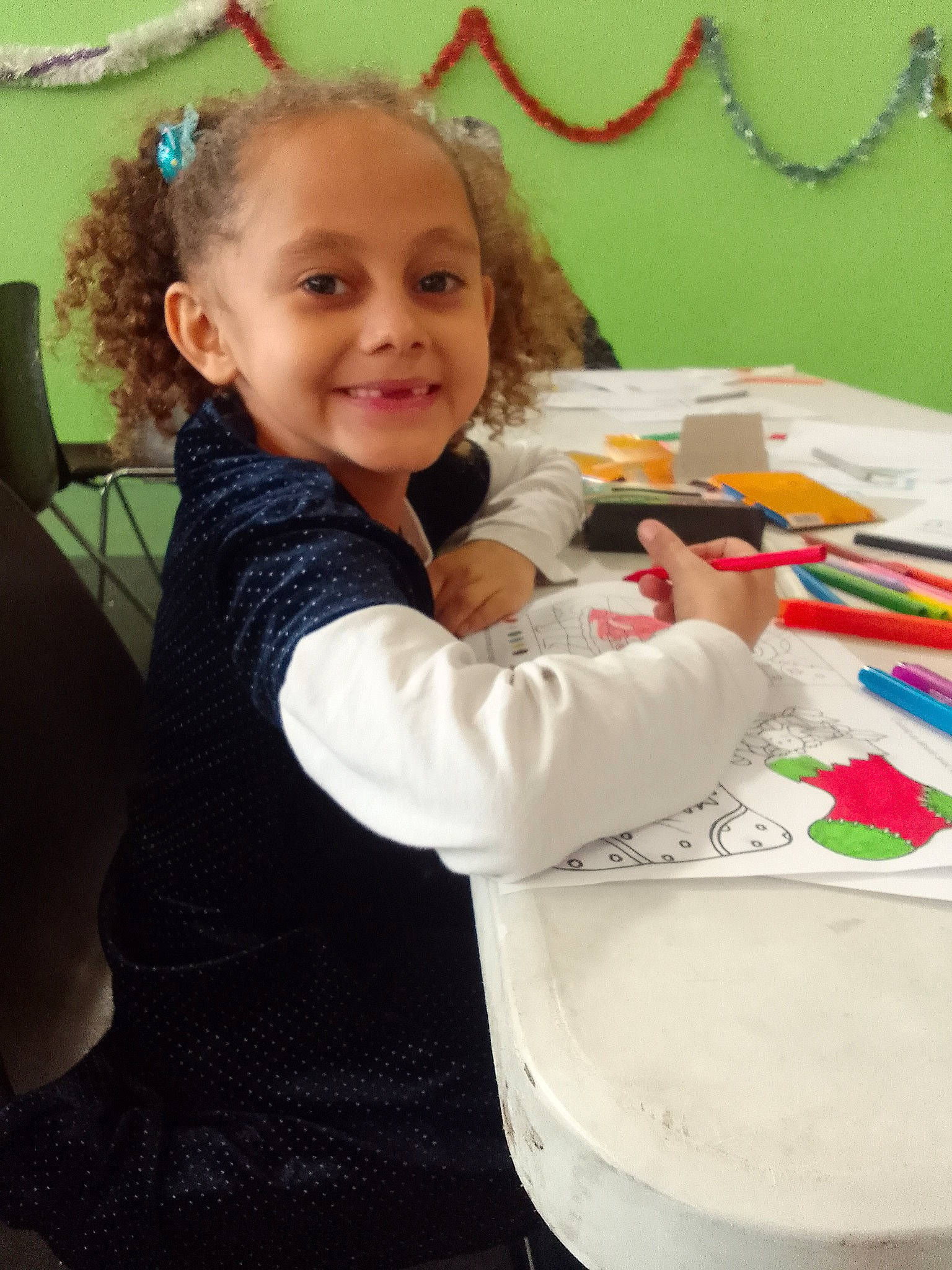 Inaya a rejoint le concours — aidez-le/la à gagner de superbes lots ! art, chair, child, child_art, event, fun, happy, joy, kindergarten, leisure, person, plate, play, recreation, room, sitting, smile, t_shirt, table, toddler