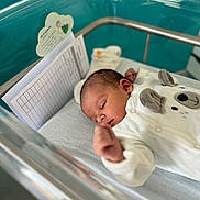 Adem participe au concours pour gagner de l'argent avec cette photo : architecture, baby, bed, building, cradle, crib, face, furniture, head, hospital, infantbed, newborn, person