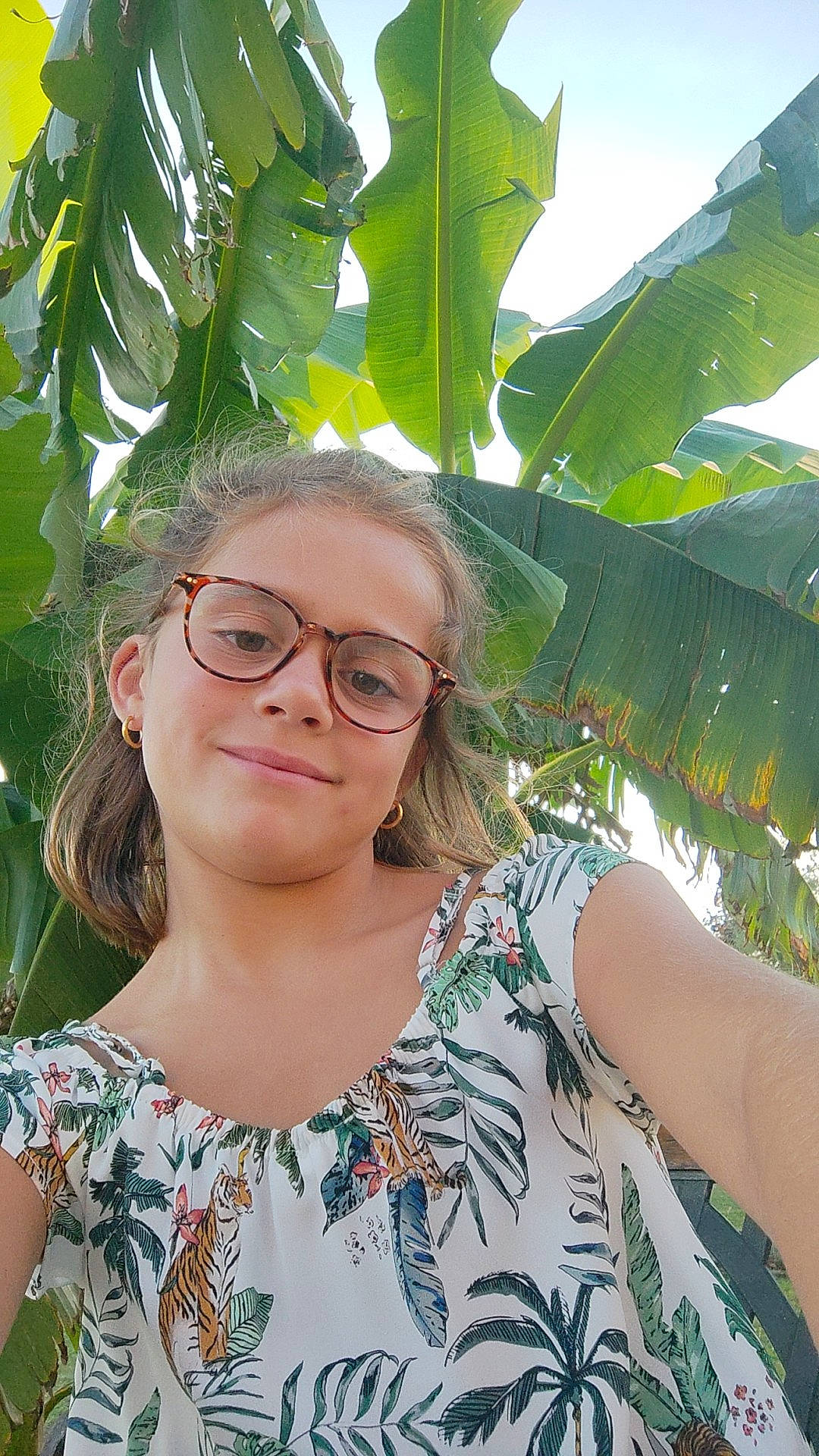 Alana a rejoint le concours — aidez-le/la à gagner de superbes lots ! arecales, beauty, botany, eyewear, face, glasses, happy, joy, lip, people_in_nature, person, plant, skin, sky, sleeve, smile, summer, terrestrial_plant, tree, vision_care