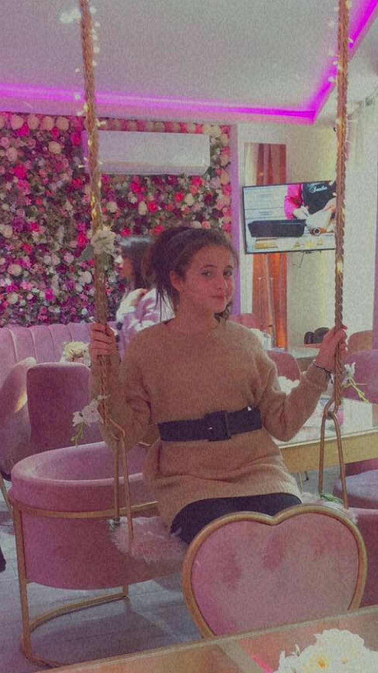 Lina T participe au concours pour gagner de l'argent avec cette photo : beauty, chair, event, fashion_design, fun, hair, hairstyle, happy, interior_design, leisure, magenta, organ, peach, person, pink, purple, room, sitting, textile, vintage_clothing