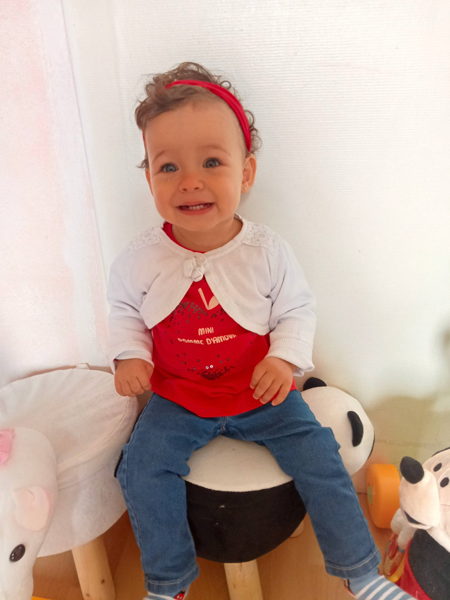 Irys participe au concours pour gagner de l'argent avec cette photo : baby, baby_toddler_clothing, child, eye, fun, happy, human_leg, joy, knee, magenta, person, pink, room, shorts, sitting, sleeve, smile, sock, t_shirt, thigh