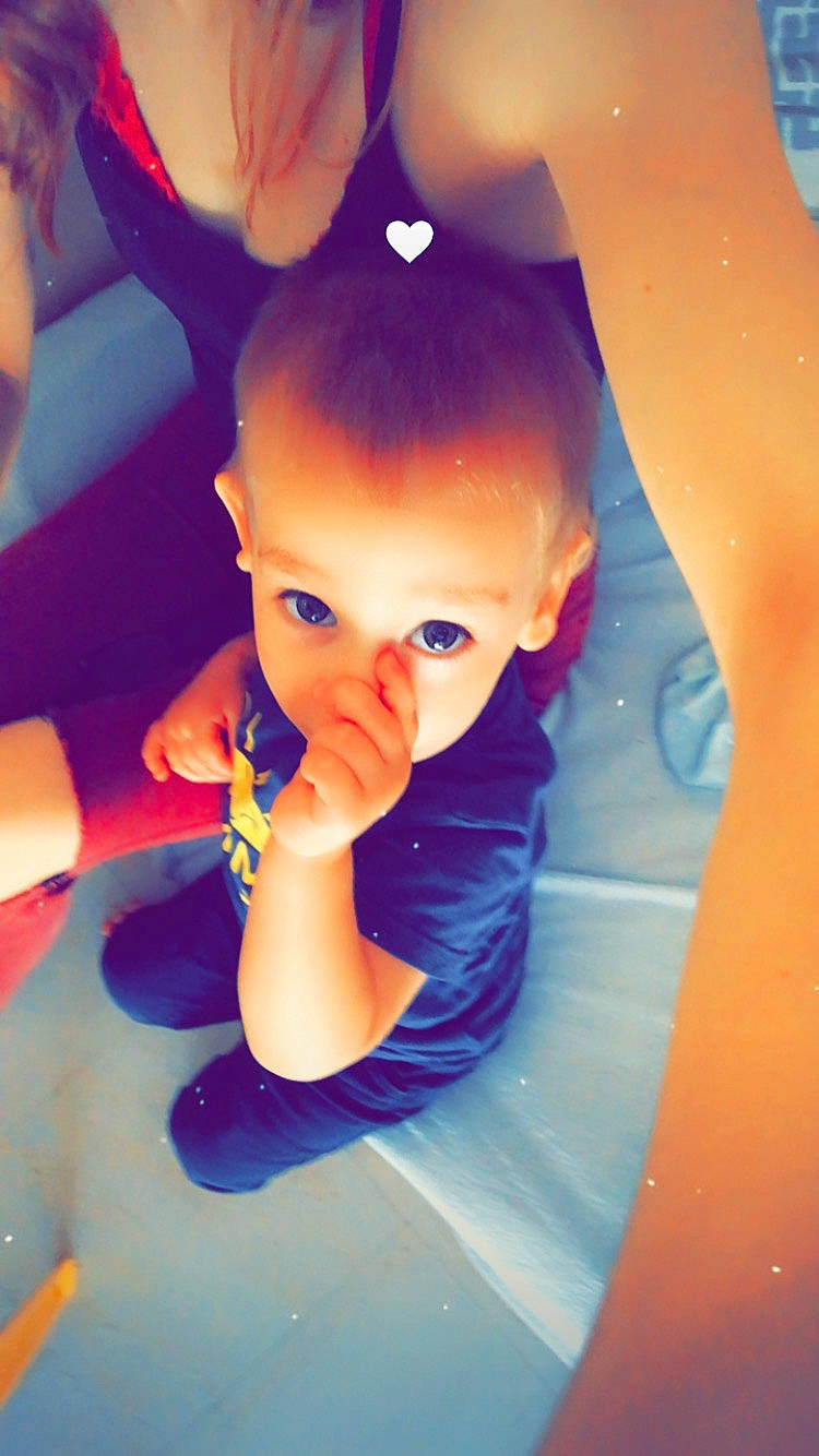 Louis participe au concours pour gagner de l'argent avec cette photo : arm, azure, cool, facial_expression, finger, flash_photography, gesture, hairstyle, hand, happy, human_body, iris, joint, mouth, neck, nose, purple, shoulder, skin, standing