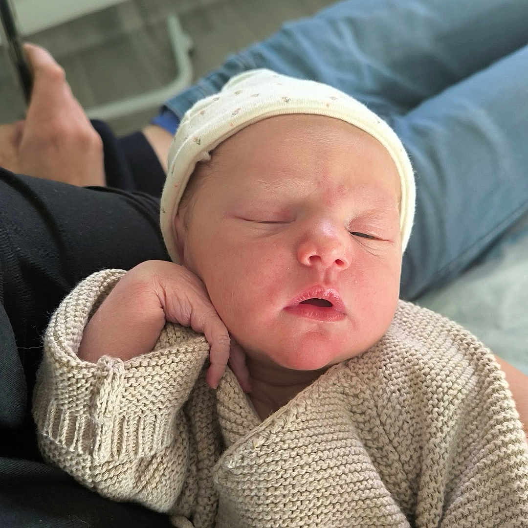 Kacie participe au concours pour gagner de l'argent avec cette photo : baby, casual, child, closeup, cozy, cute, hand, hat, human, indoor, infant, knit_sweater, newborn, person, portrait, relaxing, resting, sleeping, soft_lighting, toddler