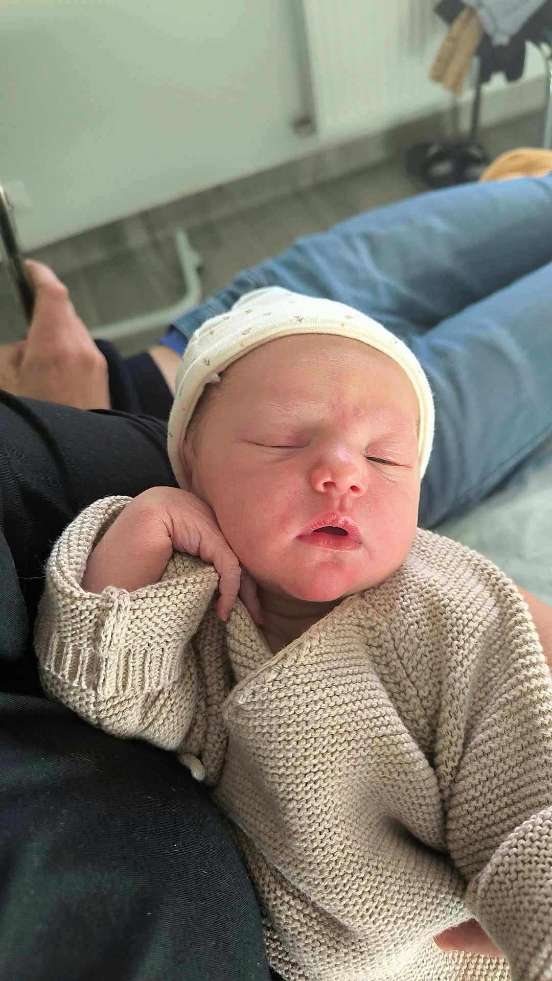 Kacie participe au concours pour gagner de l'argent avec cette photo : baby, casual, child, closeup, cozy, cute, hand, hat, human, indoor, infant, knit_sweater, newborn, person, portrait, relaxing, resting, sleeping, soft_lighting, toddler