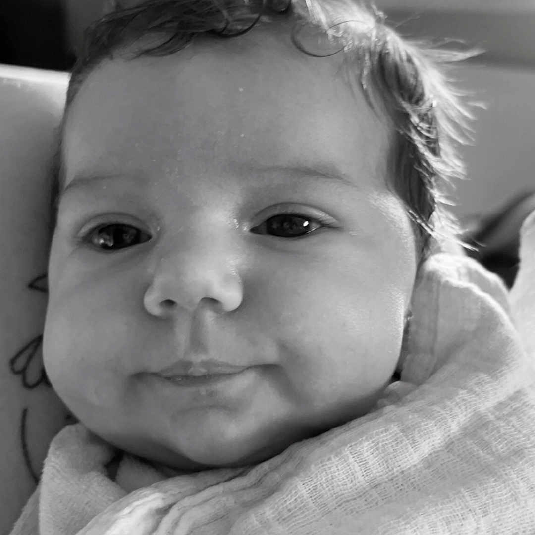 Camelya participe au concours pour gagner de l'argent avec cette photo : baby, black_and_white, blanket, child, closeup, cozy, cute, expression, eyes, face, hair, head, indoors, infant, newborn, portrait, smile, soft, texture, wrapped