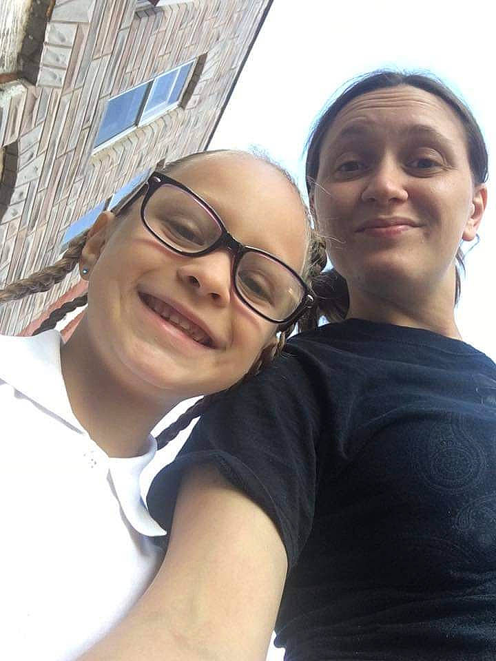 Serenity is registered to the contest to win money with this photo: building, chin, cool, eyewear, face, forehead, friendship, fun, gesture, glasses, hairstyle, happy, joy, mammal, person, shoulder, sky, smile, t_shirt, travel